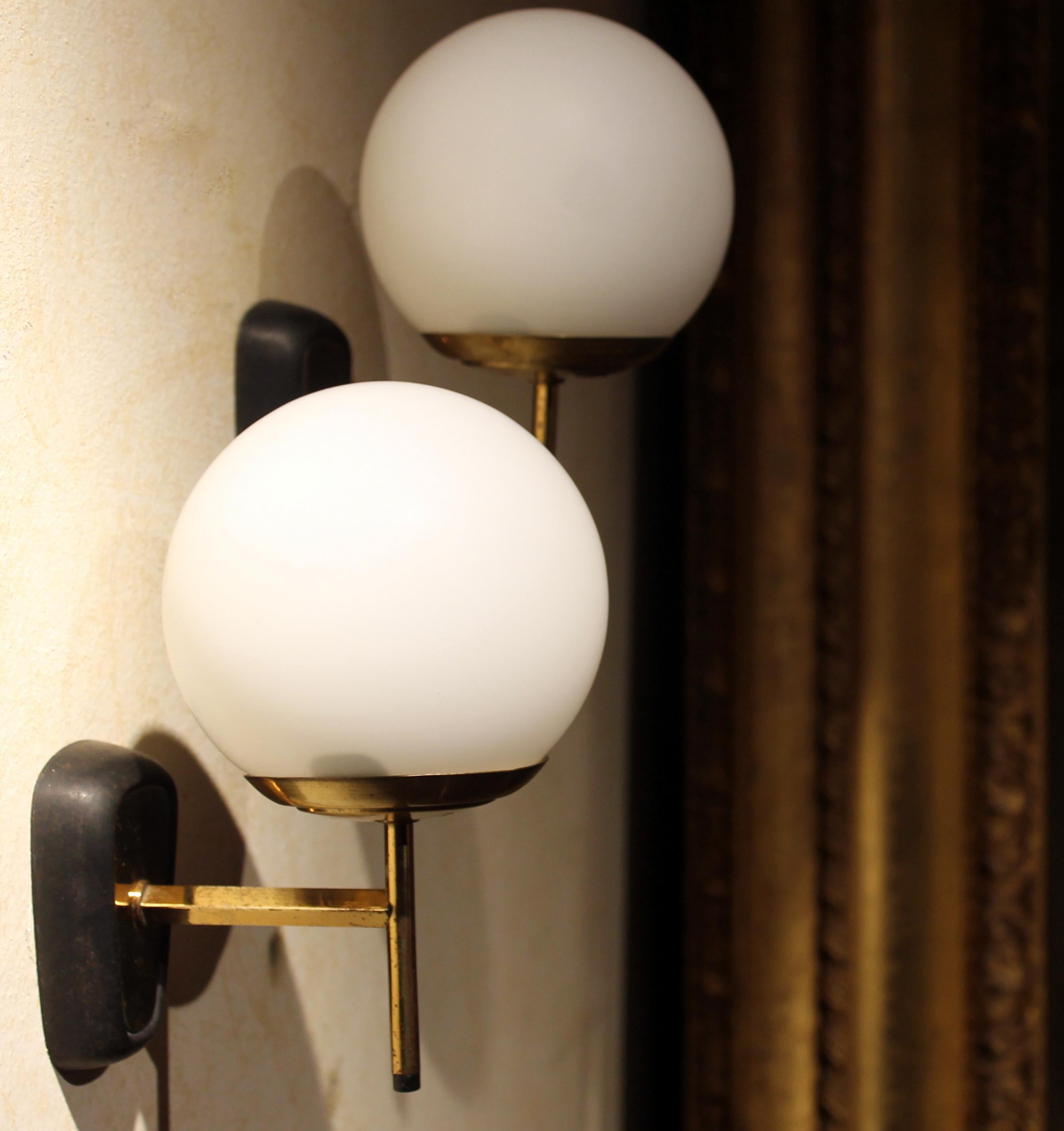 Stilnovo Style Italian Glass Globe and Gilt Brass One Light Wall Sconces, 1950s In Good Condition In Firenze, IT