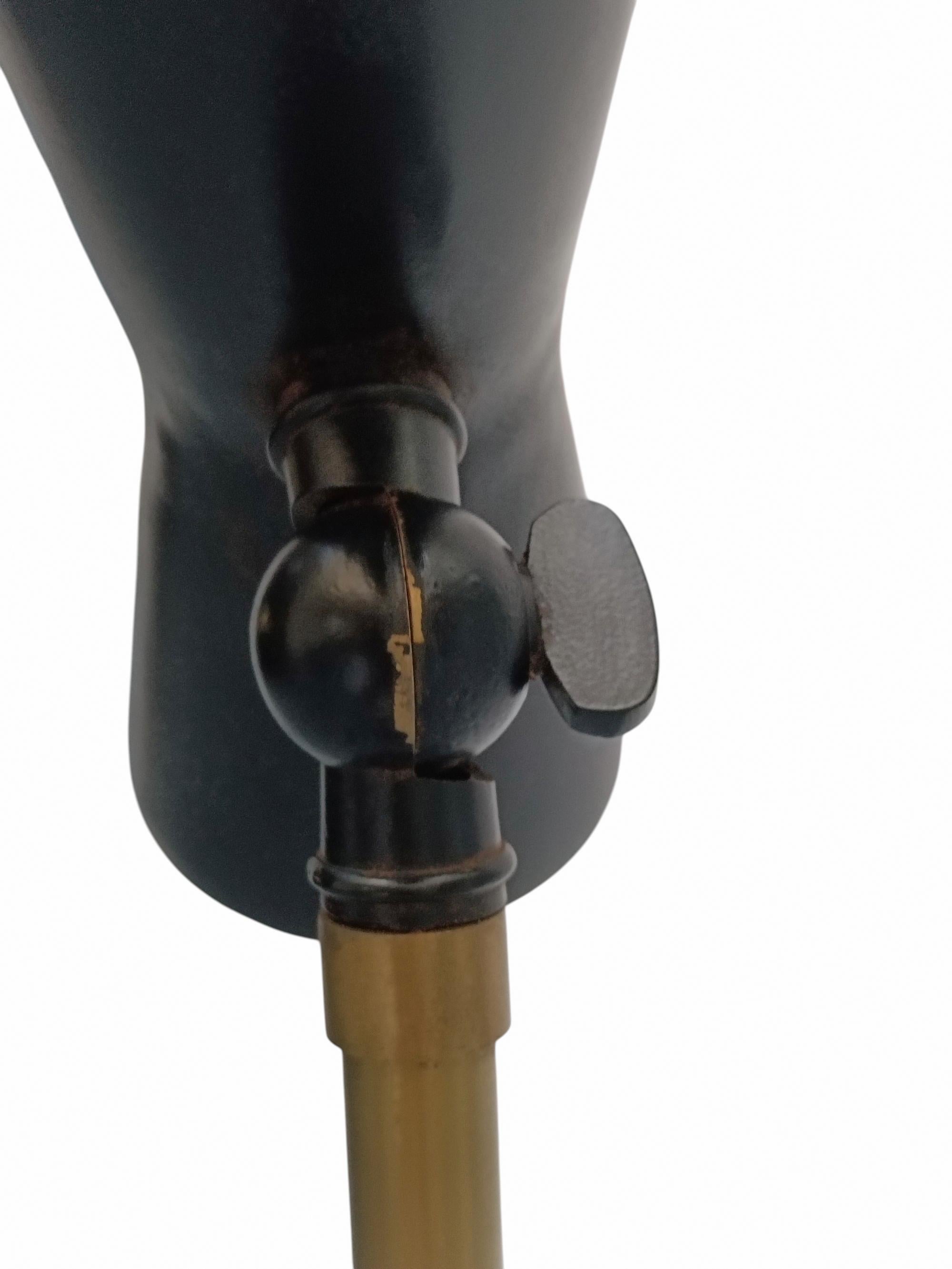 Mid-Century moderno Stilnovo Lampada da Terra Tripode in Ottone con Paralume Conico in Metallo in vendita