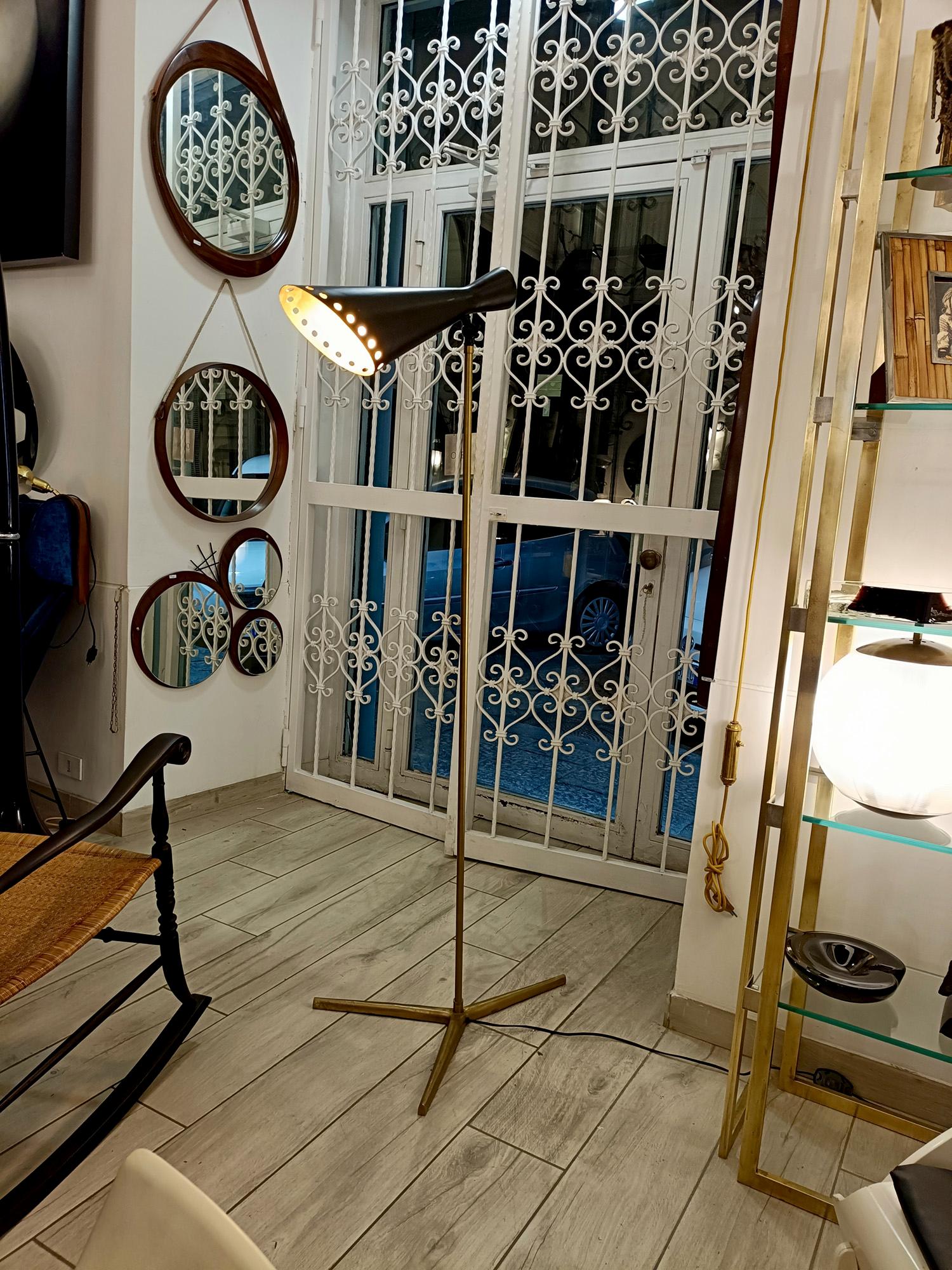 Italiano Stilnovo Lampada da Terra Tripode in Ottone con Paralume Conico in Metallo in vendita