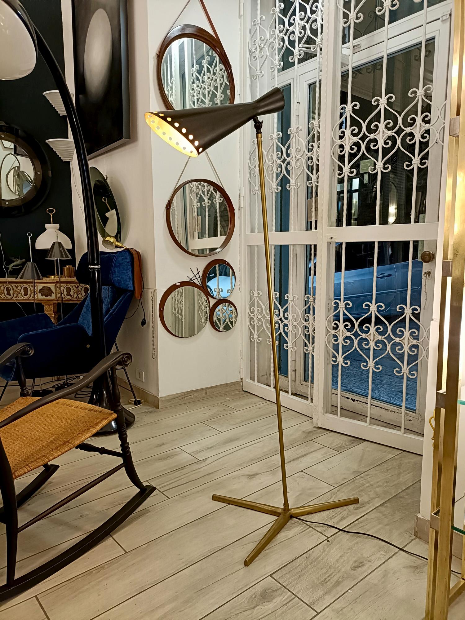 Stilnovo Lampada da Terra Tripode in Ottone con Paralume Conico in Metallo In condizioni buone in vendita a Naples, IT