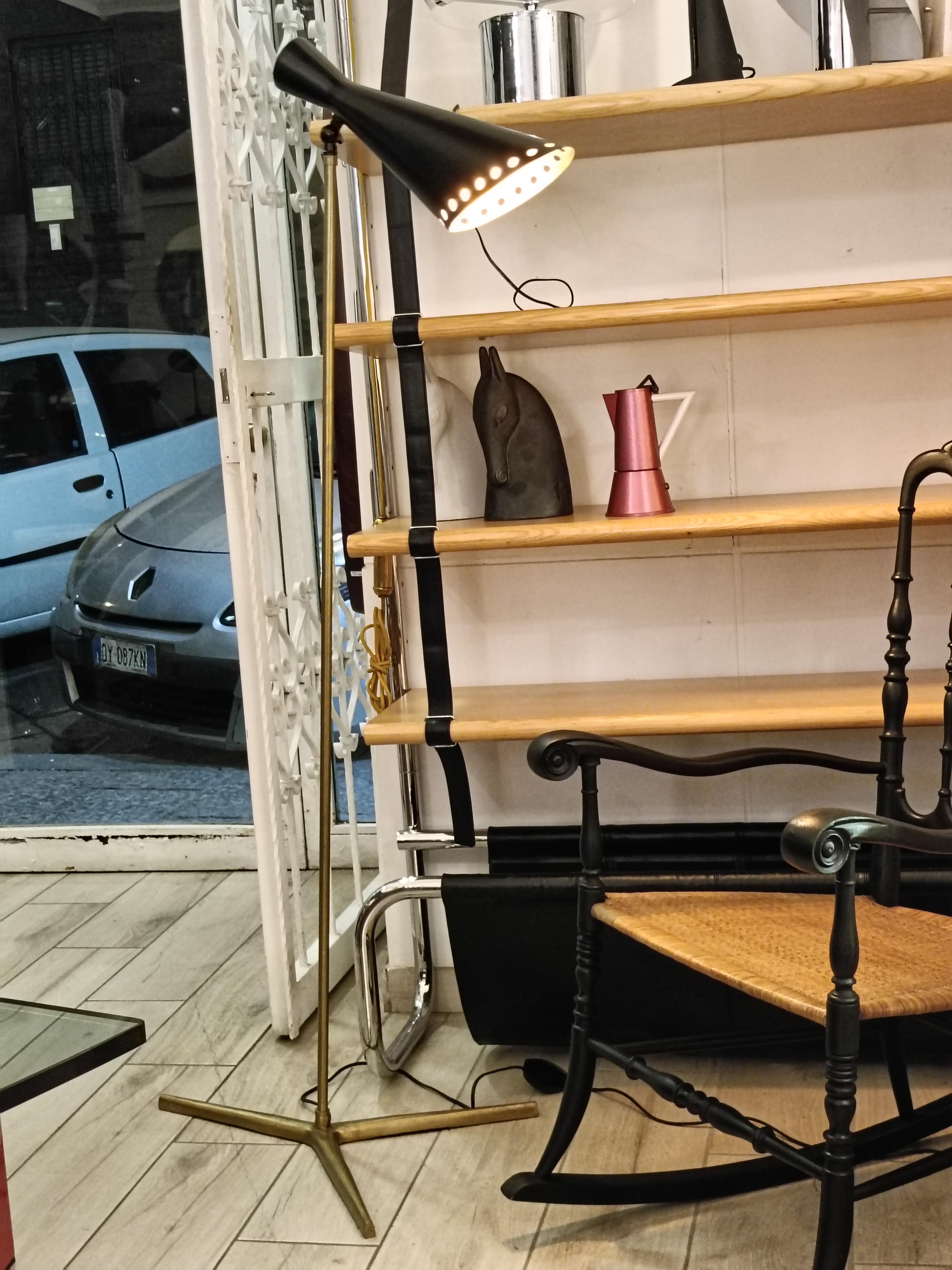 Stilnovo Lampada da Terra Tripode in Ottone con Paralume Conico in Metallo in vendita 1