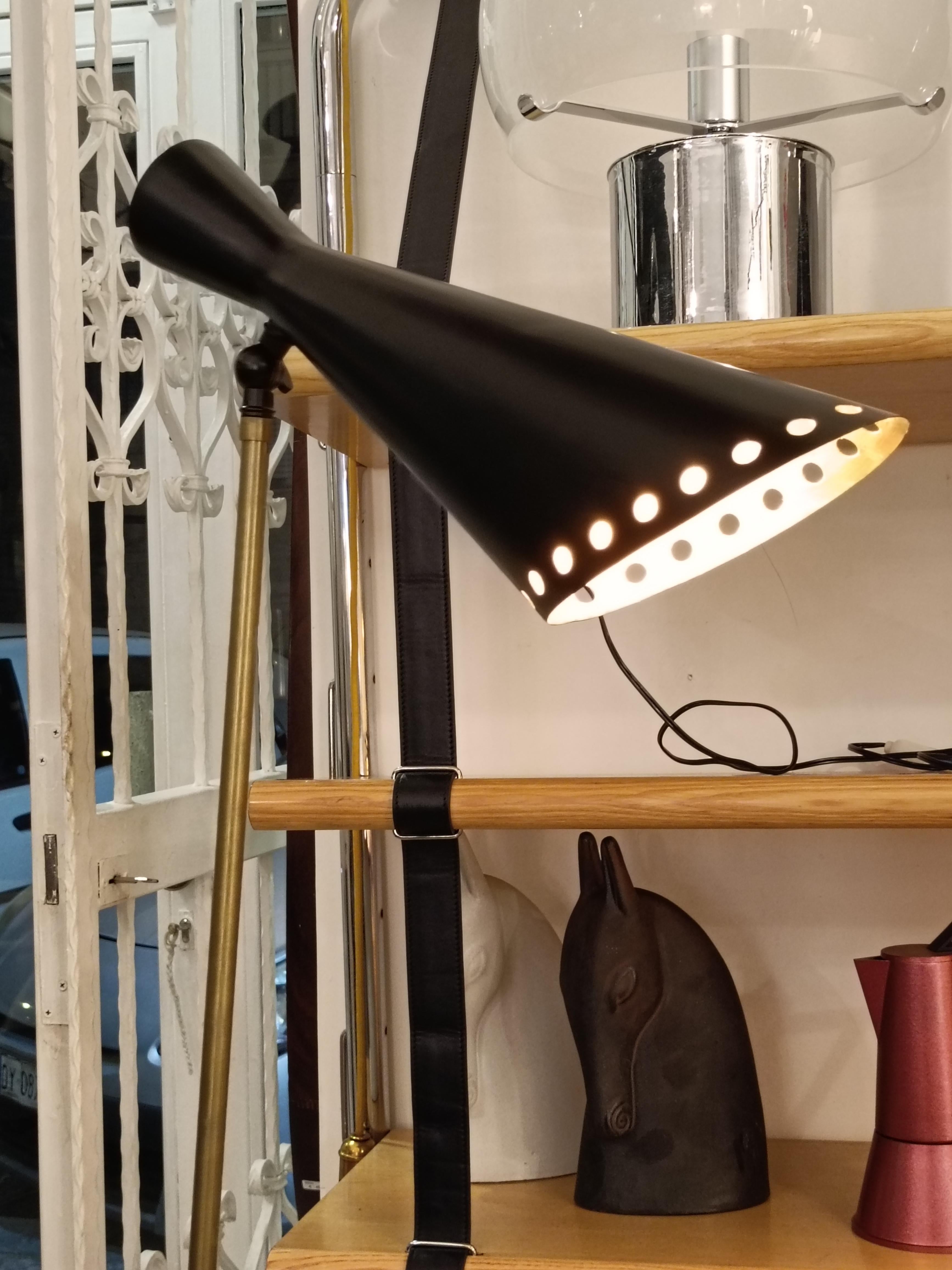 Stilnovo Lampada da Terra Tripode in Ottone con Paralume Conico in Metallo in vendita 2