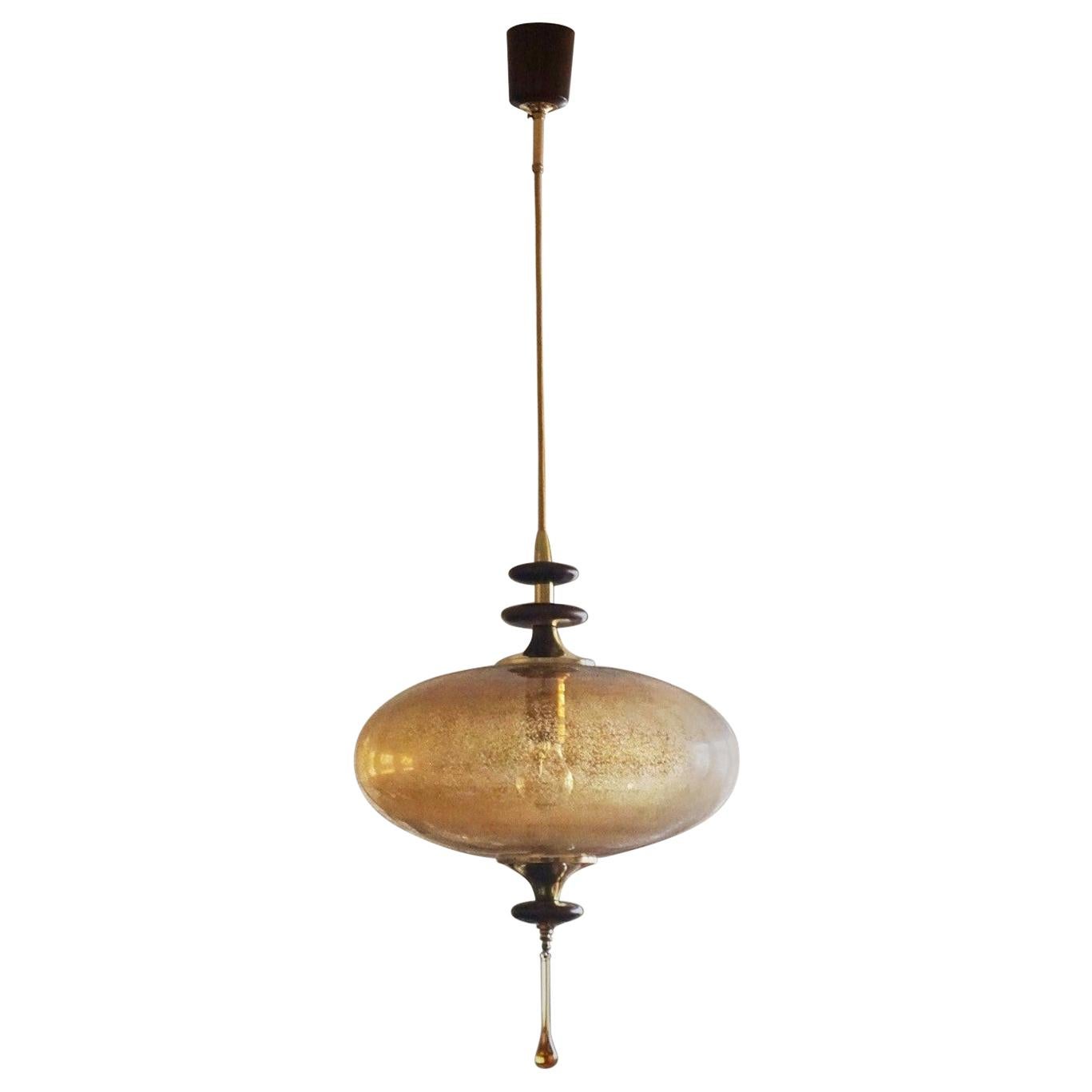 A large Stilnovo style Murano glass UFO pendant, 1950s Italian design executed in rosewood and brass, with original rosewood cylindrical canopy.
Professionally rewired with one E27 light socket for large sized bulb up to 100w.
Measures: Height 43