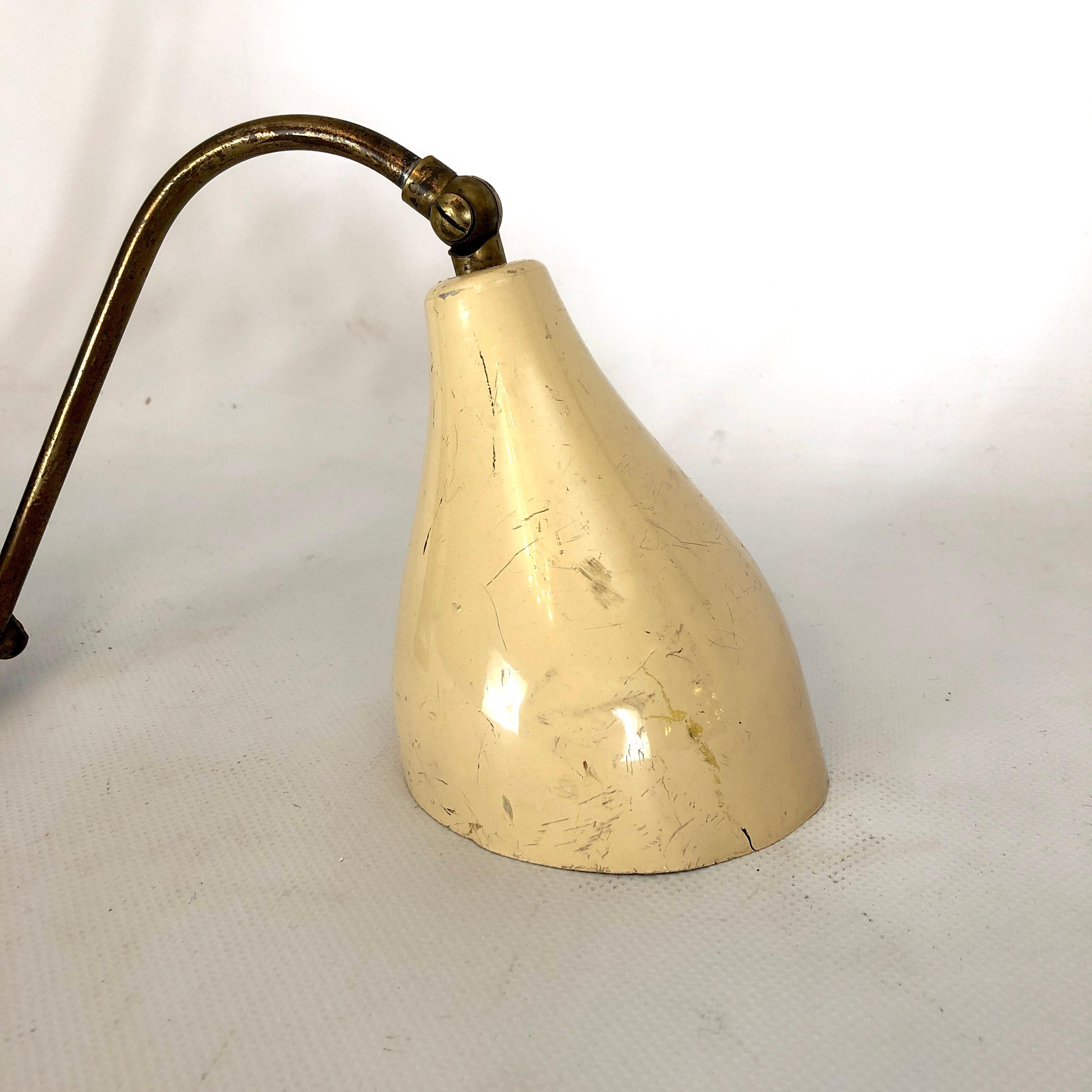 Good vintage condition with trace of age and use, brass with patina. Produced in Italy during the 1950s. Full working with EU standard, adaptable on demand for USA standard.