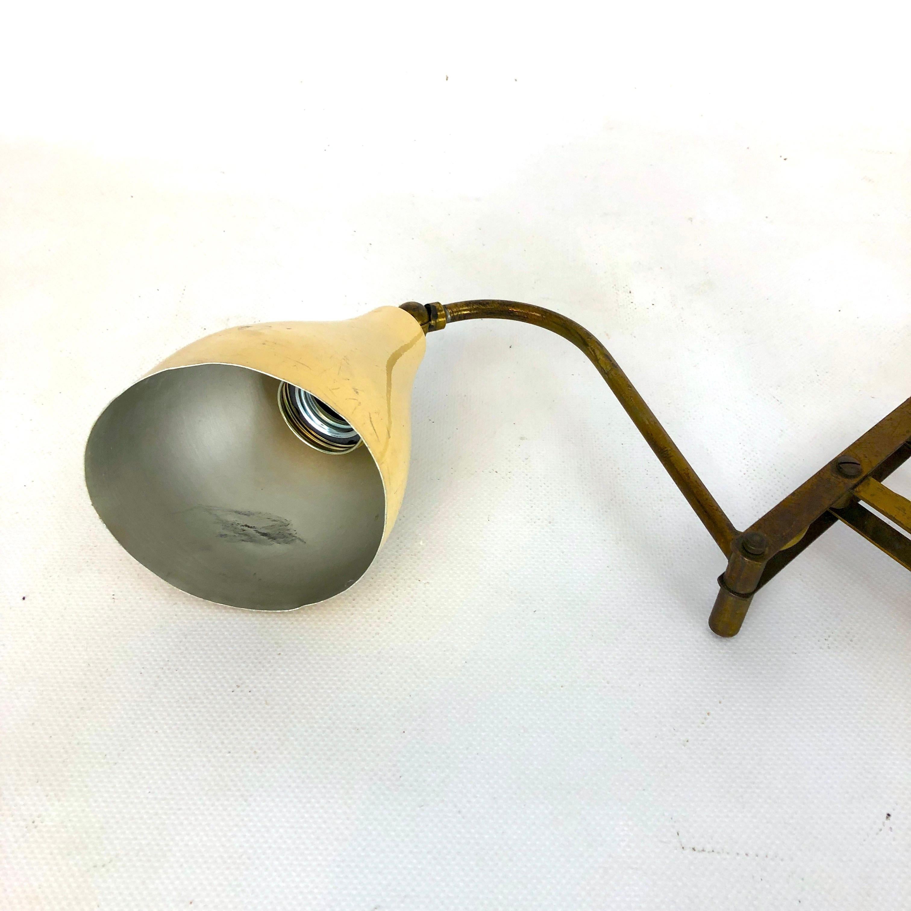 Stilnovo Style, Mid-Century Brass Scissor Wall Lamp from 50s In Good Condition For Sale In Catania, CT