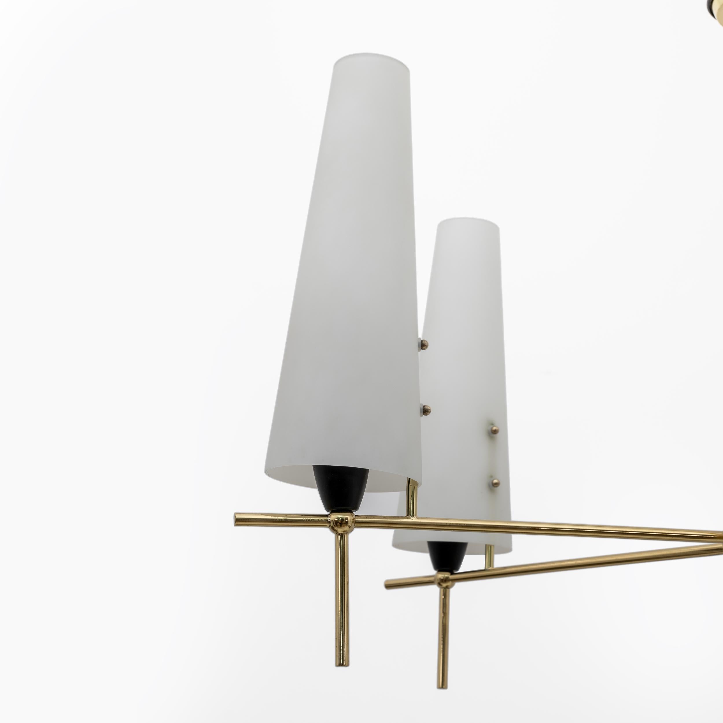 Stilnovo Style Mid-century Modern Italian Brass and Opaline Glass Chandelier 60s In Good Condition For Sale In Puglia, Puglia