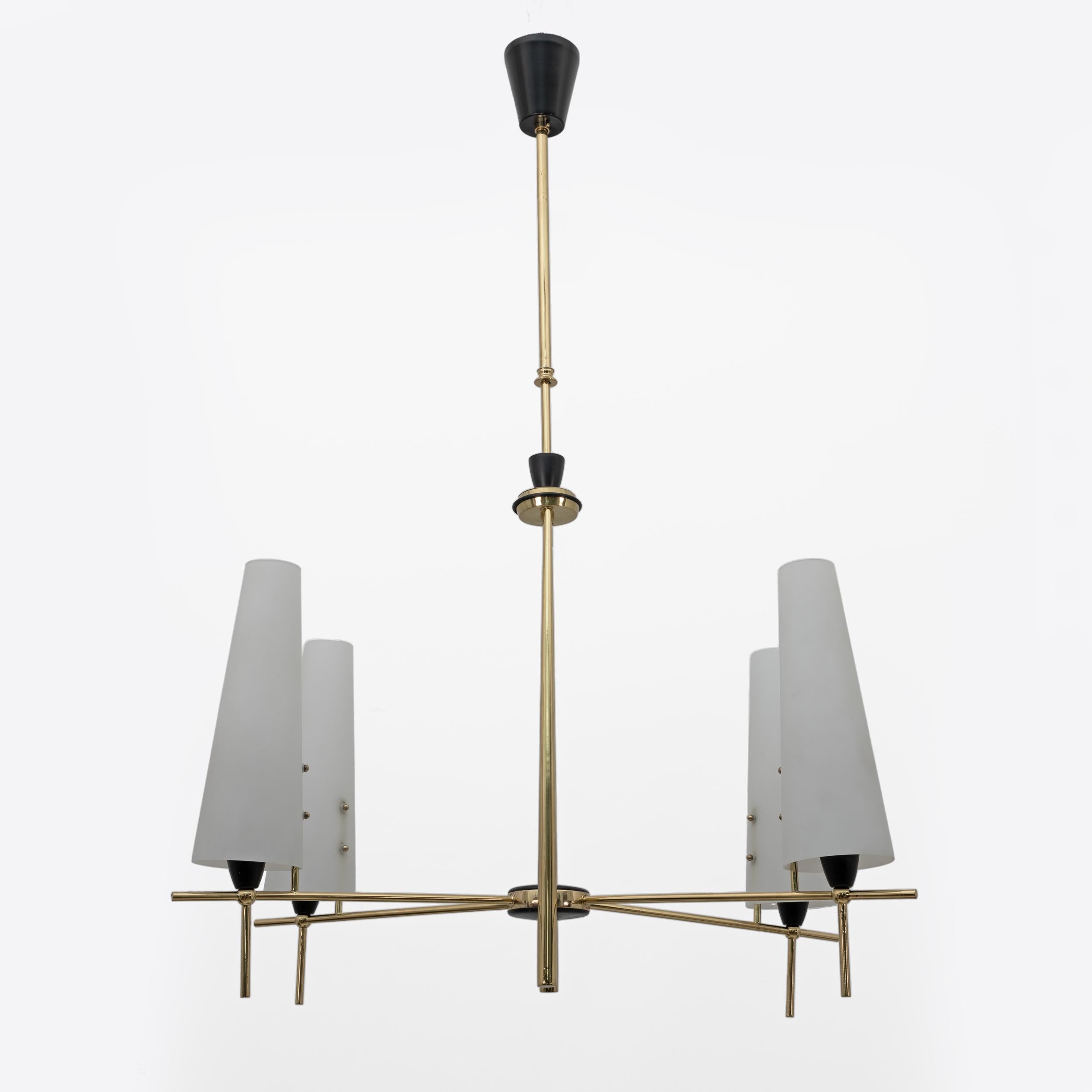Stilnovo Style Mid-century Modern Italian Brass and Opaline Glass Chandelier 60s For Sale 1