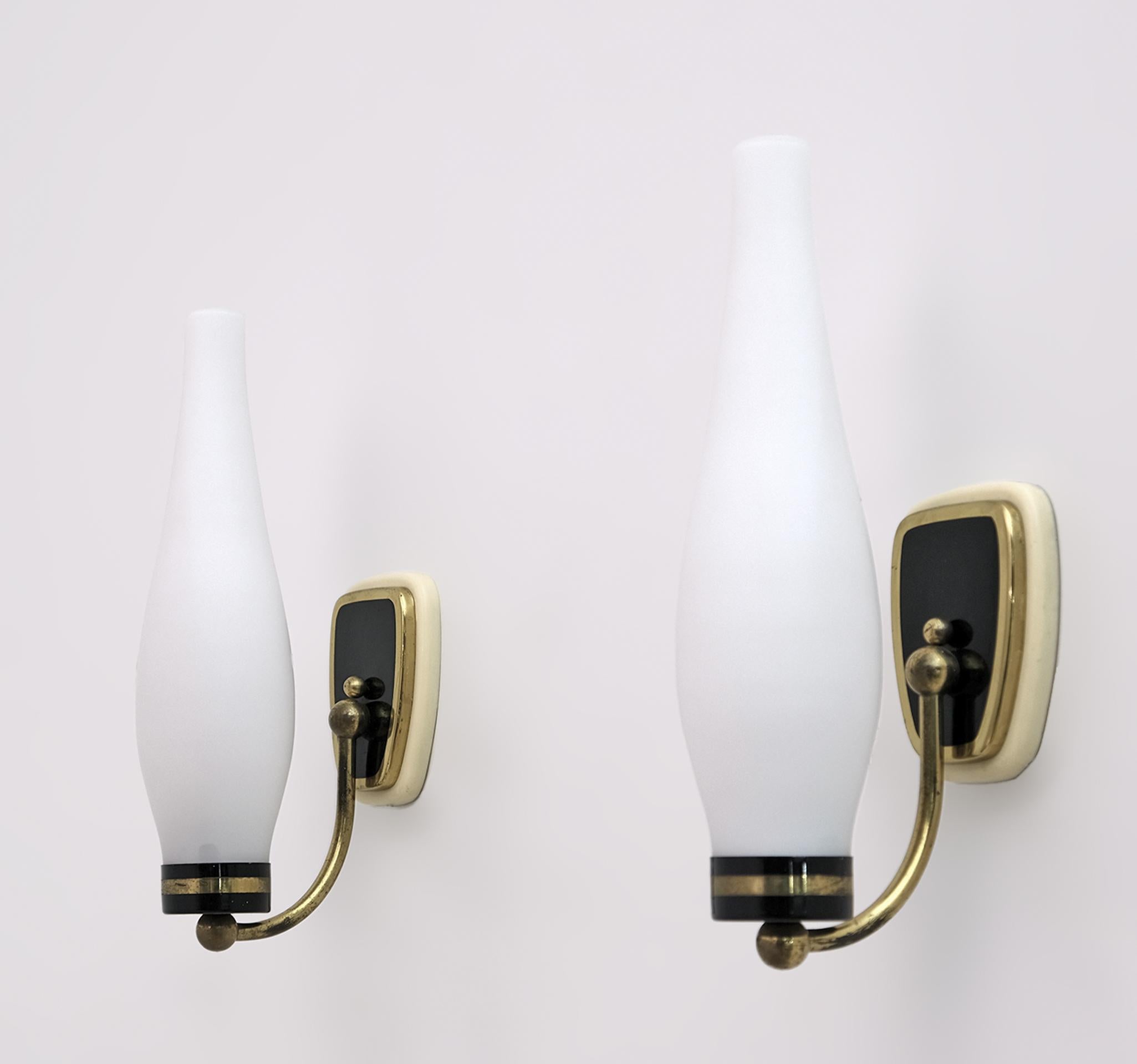 Applique-Paar aus poliertem Messing und Opalglas. Nach dem Vorbild von Stilnovo in Italien in den 1950er Jahren.