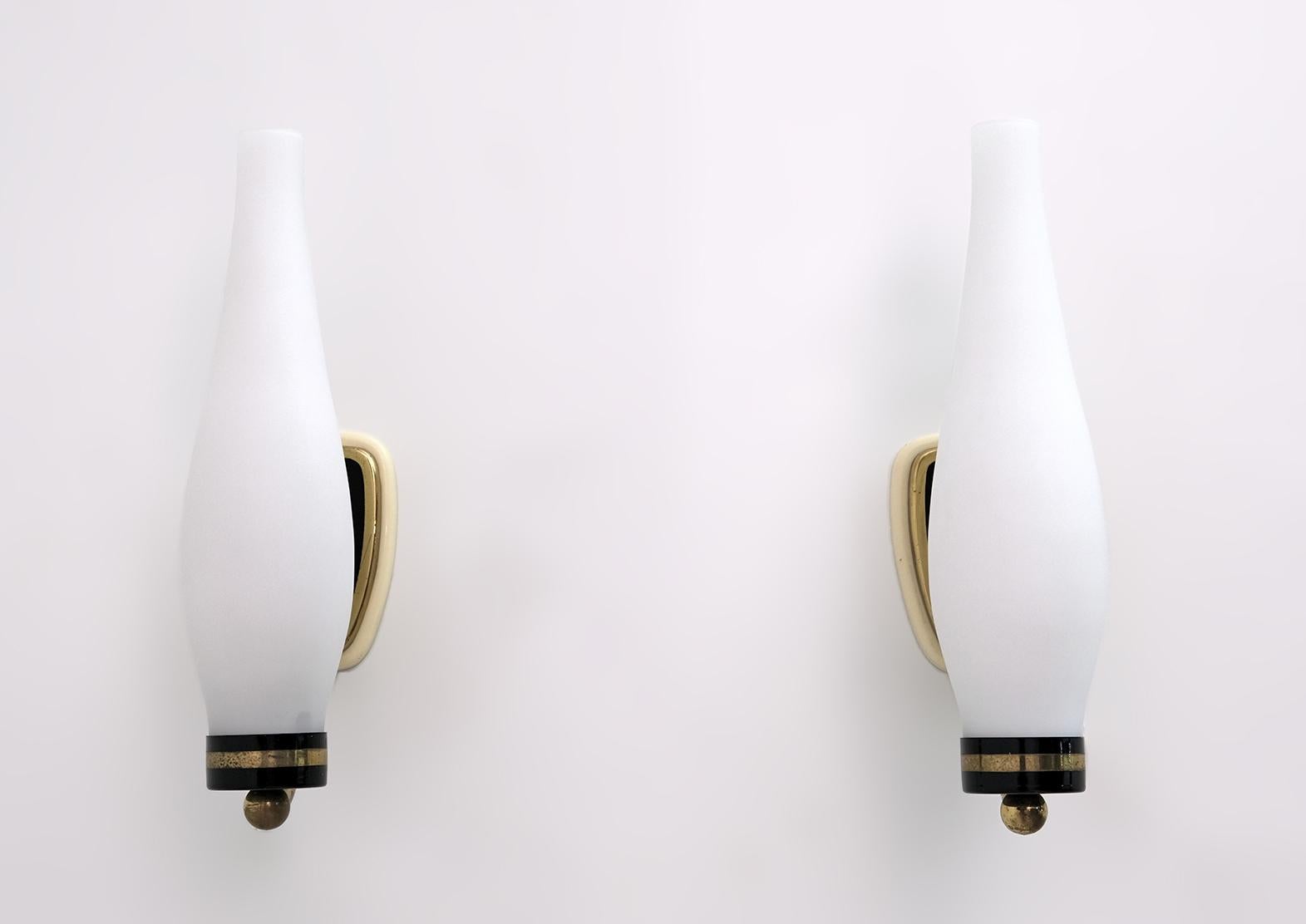 Moderne italienische Wandleuchter aus Messing und Opalglas im Stil von Stilnovo aus der Jahrhundertmitte im Angebot 1