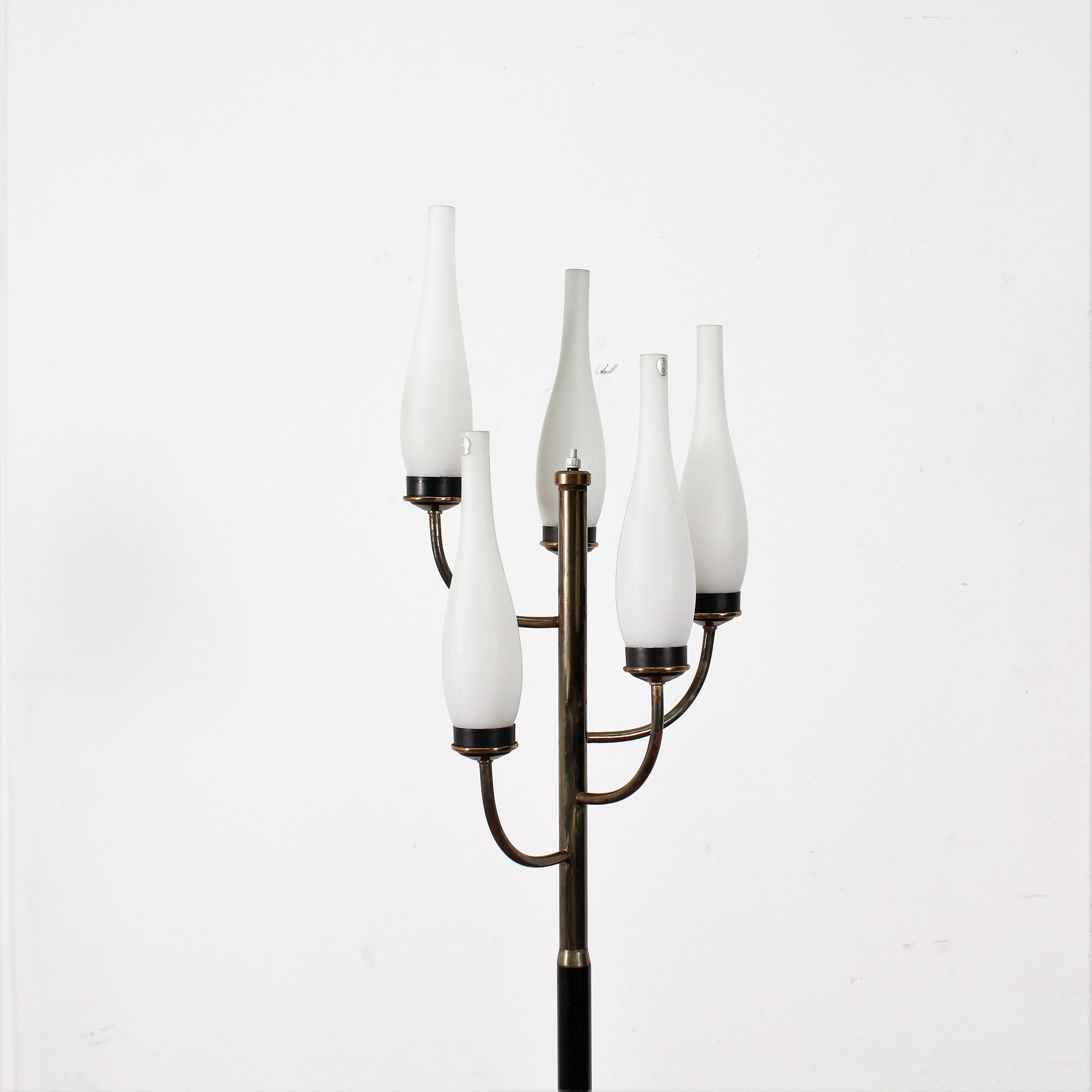 Nice vintage floor lamp Stilnovo style, manufactured in Italy in 1960s. The lamp is made of metal and white opaline glass.
Wear consistent with age and use.