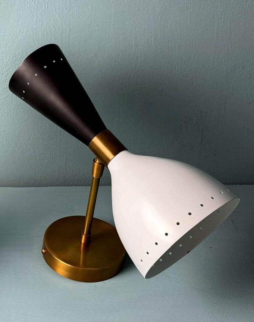 Stilnovo Stil-Paar  Italienische Wandleuchten aus Messing und lackiertem Metall im Angebot 4