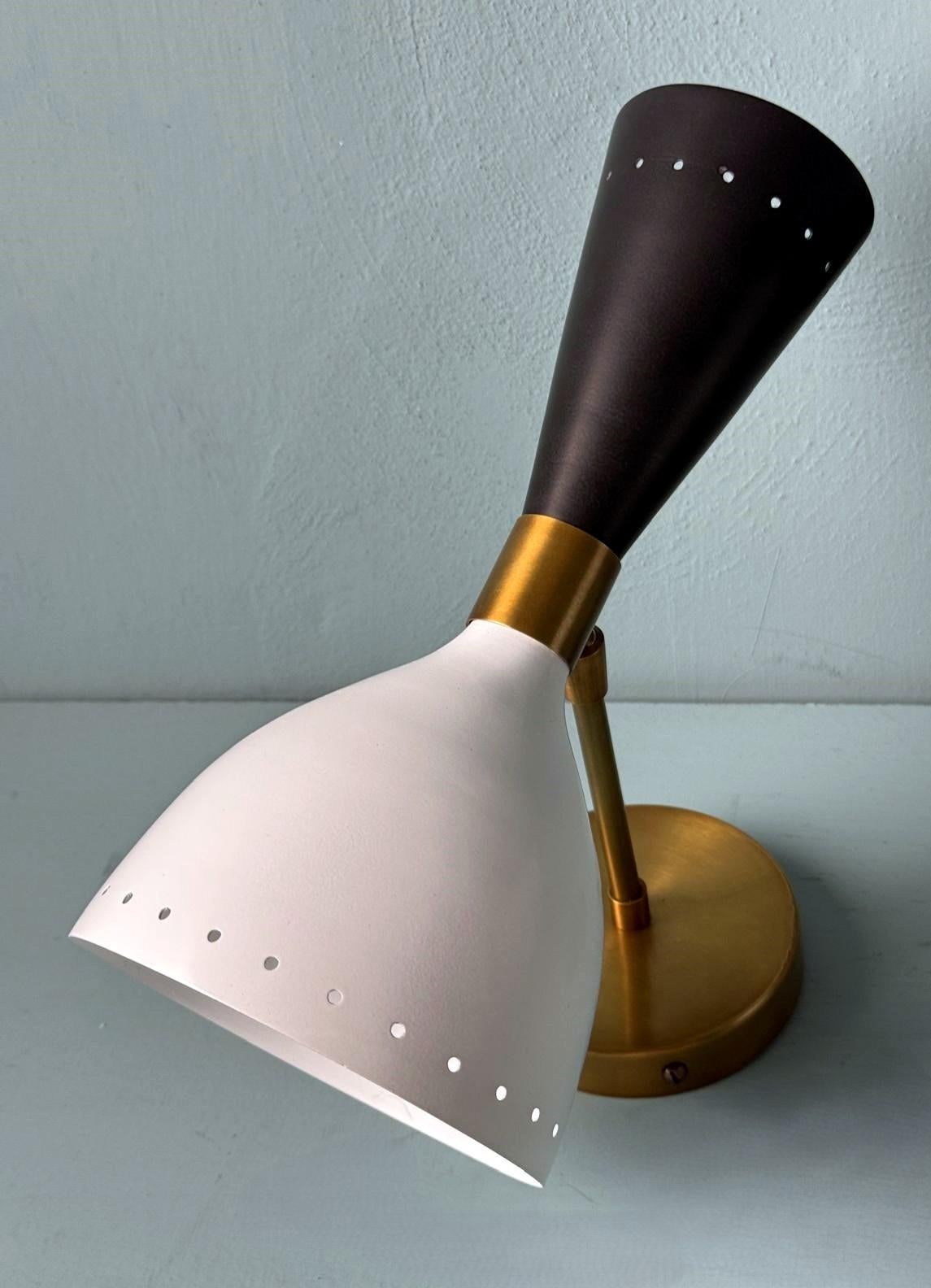 Stilnovo Stil-Paar  Italienische Wandleuchten aus Messing und lackiertem Metall im Angebot 5