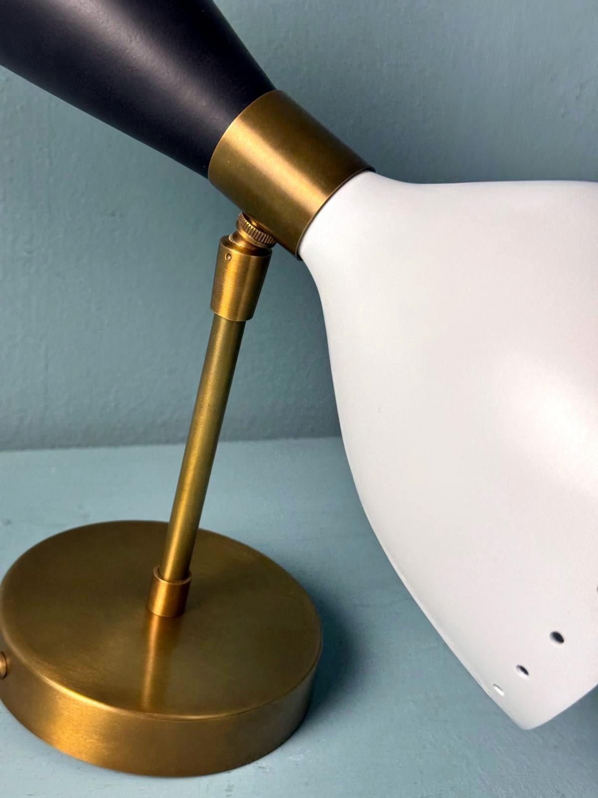 Stilnovo Stil-Paar  Italienische Wandleuchten aus Messing und lackiertem Metall im Angebot 7