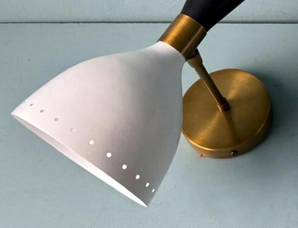 Stilnovo Stil-Paar  Italienische Wandleuchten aus Messing und lackiertem Metall im Angebot 8