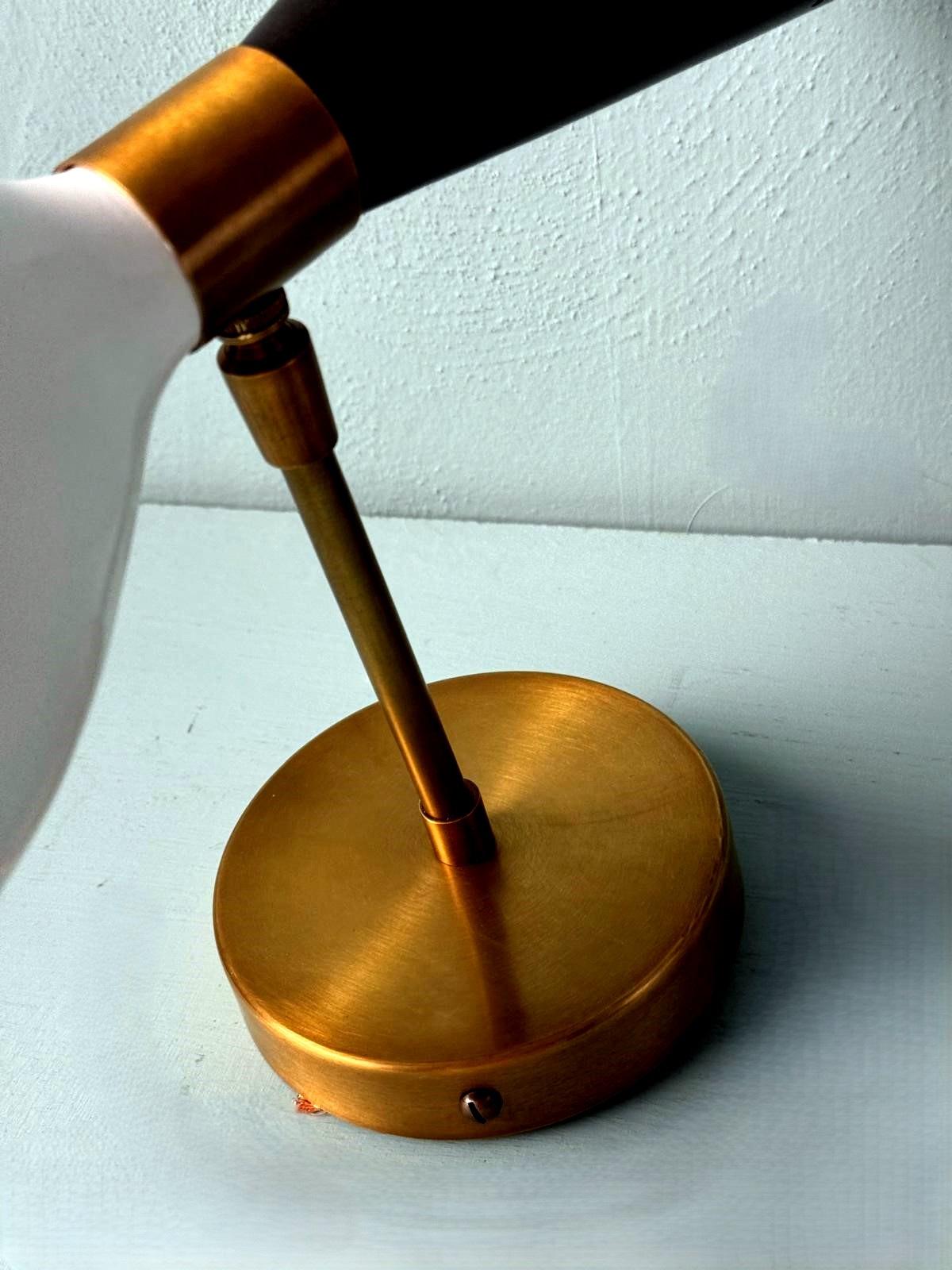 Stilnovo Stil-Paar  Italienische Wandleuchten aus Messing und lackiertem Metall im Angebot 9