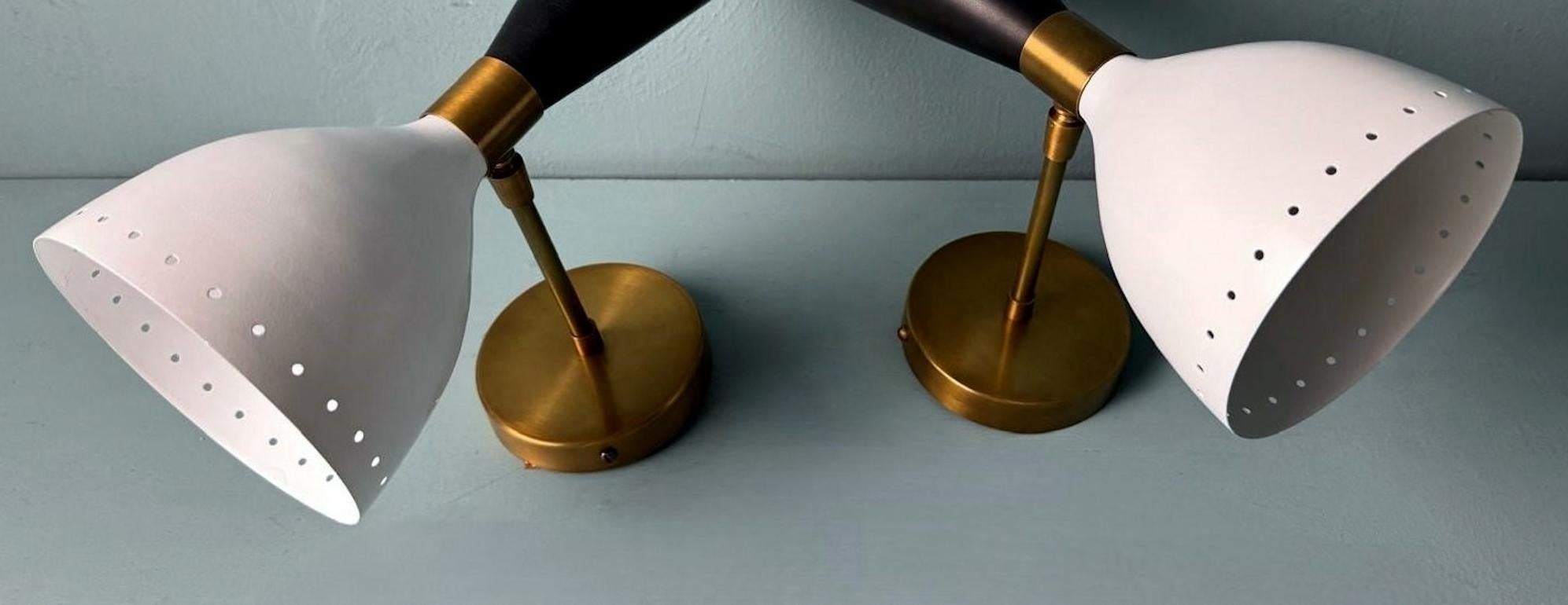 Stilnovo Stil-Paar  Italienische Wandleuchten aus Messing und lackiertem Metall im Angebot 1