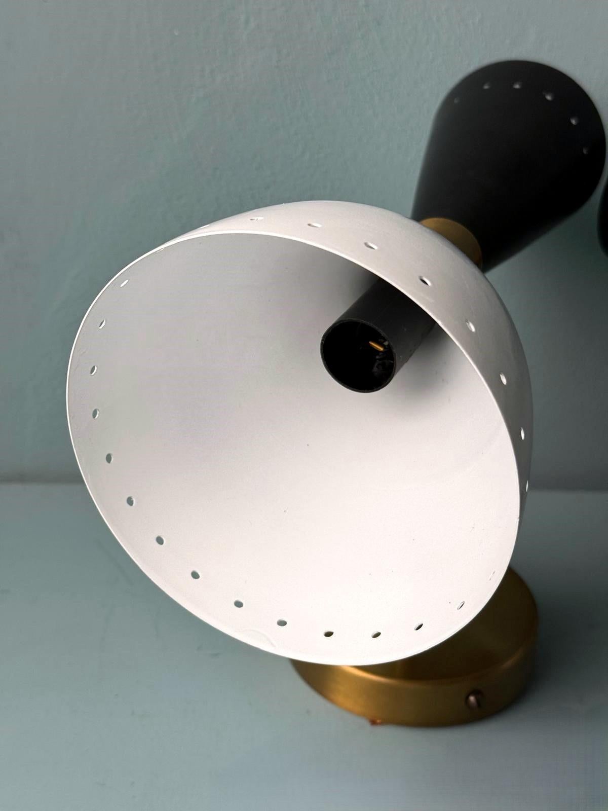 Stilnovo Stil-Paar  Italienische Wandleuchten aus Messing und lackiertem Metall im Angebot 2