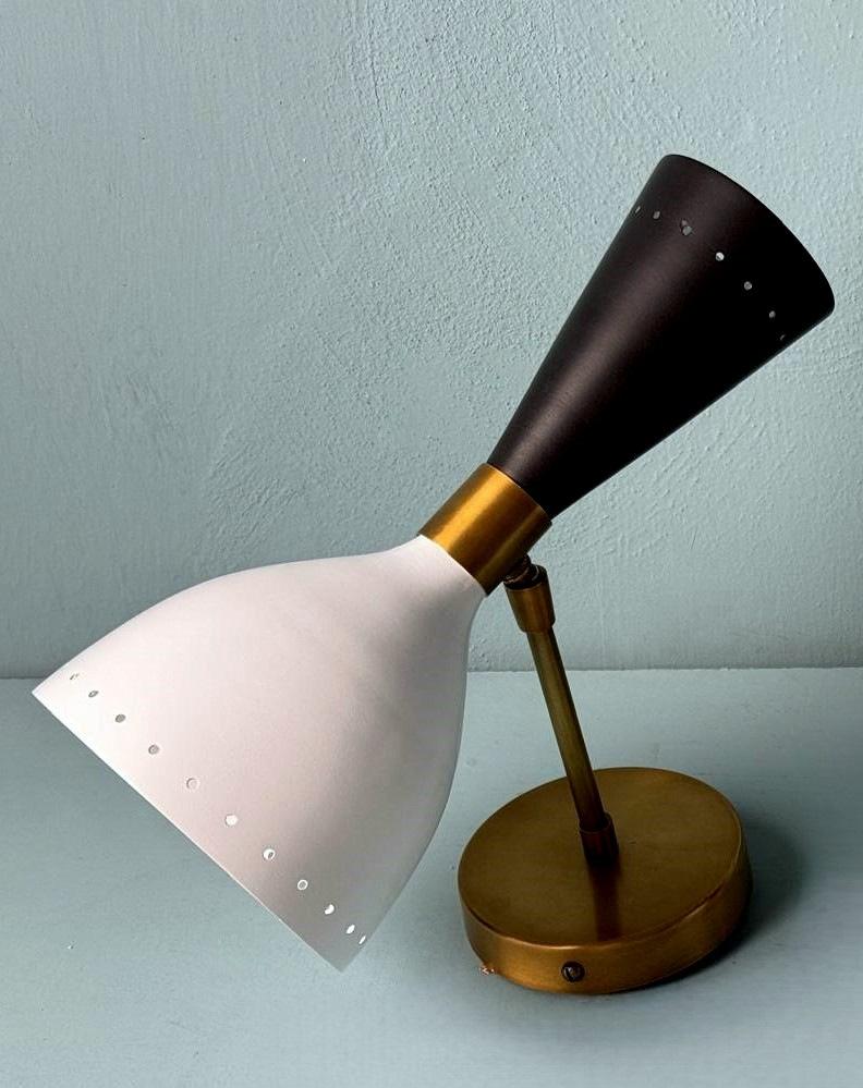 Stilnovo Stil-Paar  Italienische Wandleuchten aus Messing und lackiertem Metall im Angebot 3