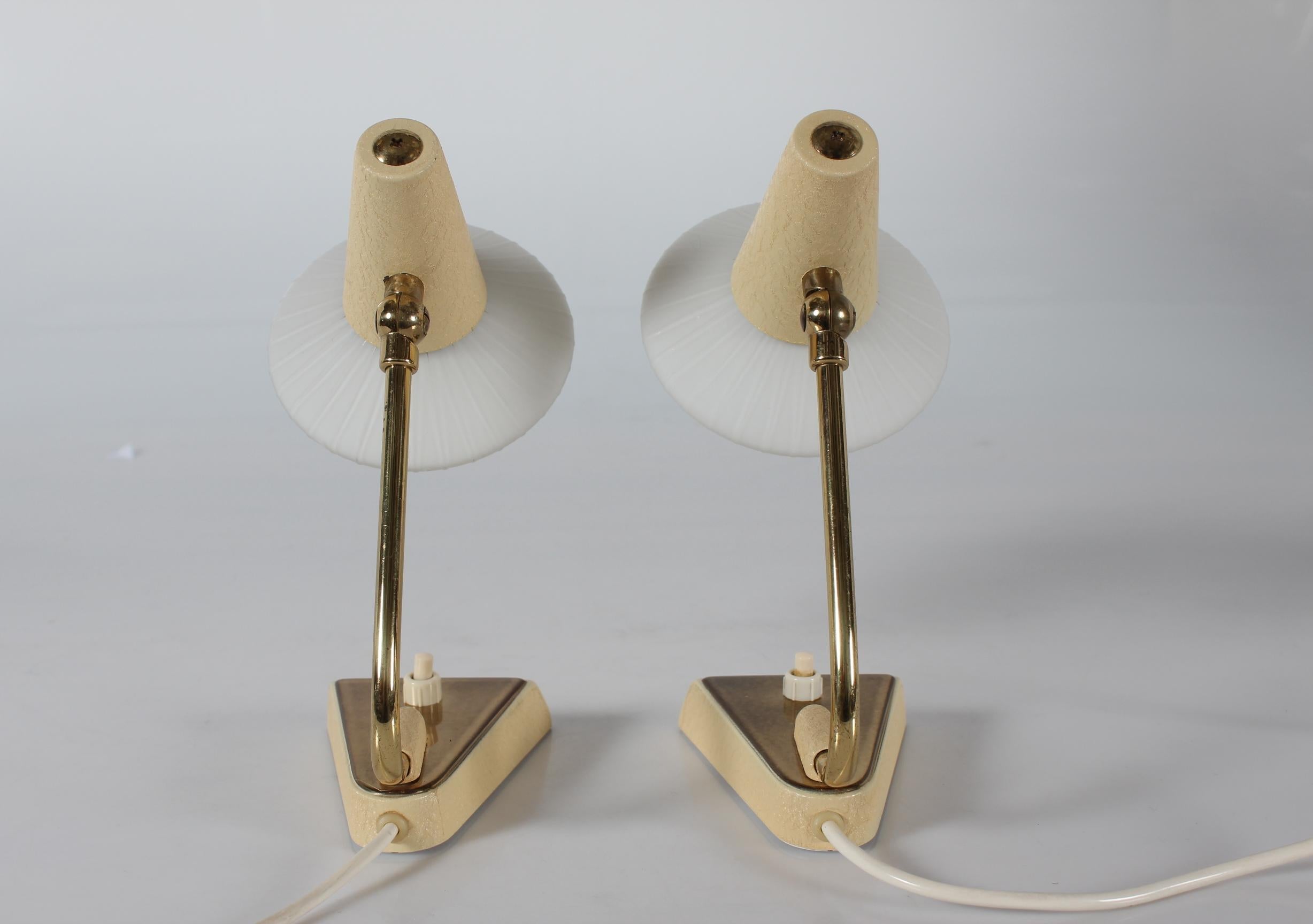 Paire de lampes de table de chevet de style Stilnovo des années 1950, couleur crème et blanche avec abat-jour en verre Bon état - En vente à Aarhus C, DK