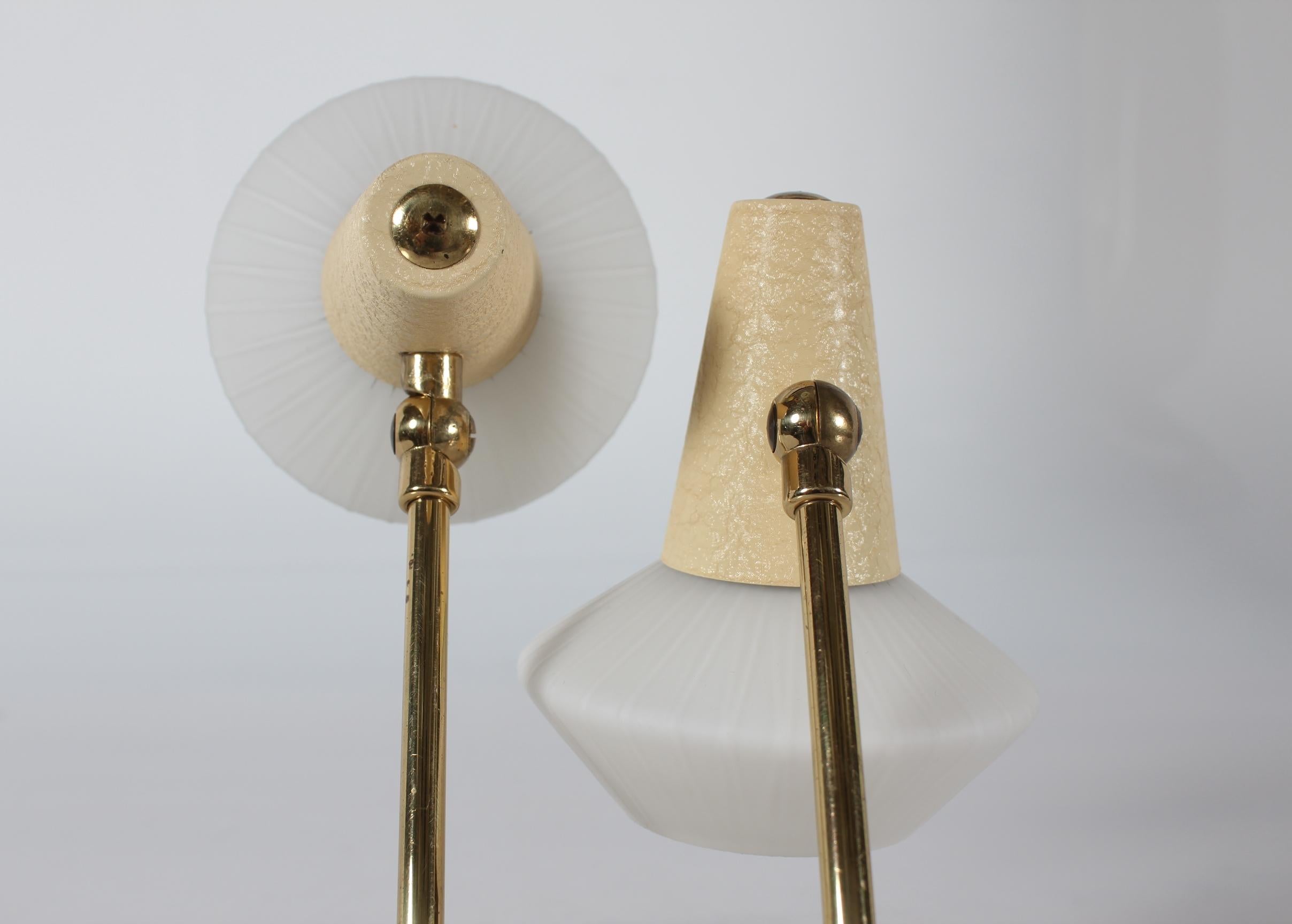 Milieu du XXe siècle Paire de lampes de table de chevet de style Stilnovo des années 1950, couleur crème et blanche avec abat-jour en verre en vente