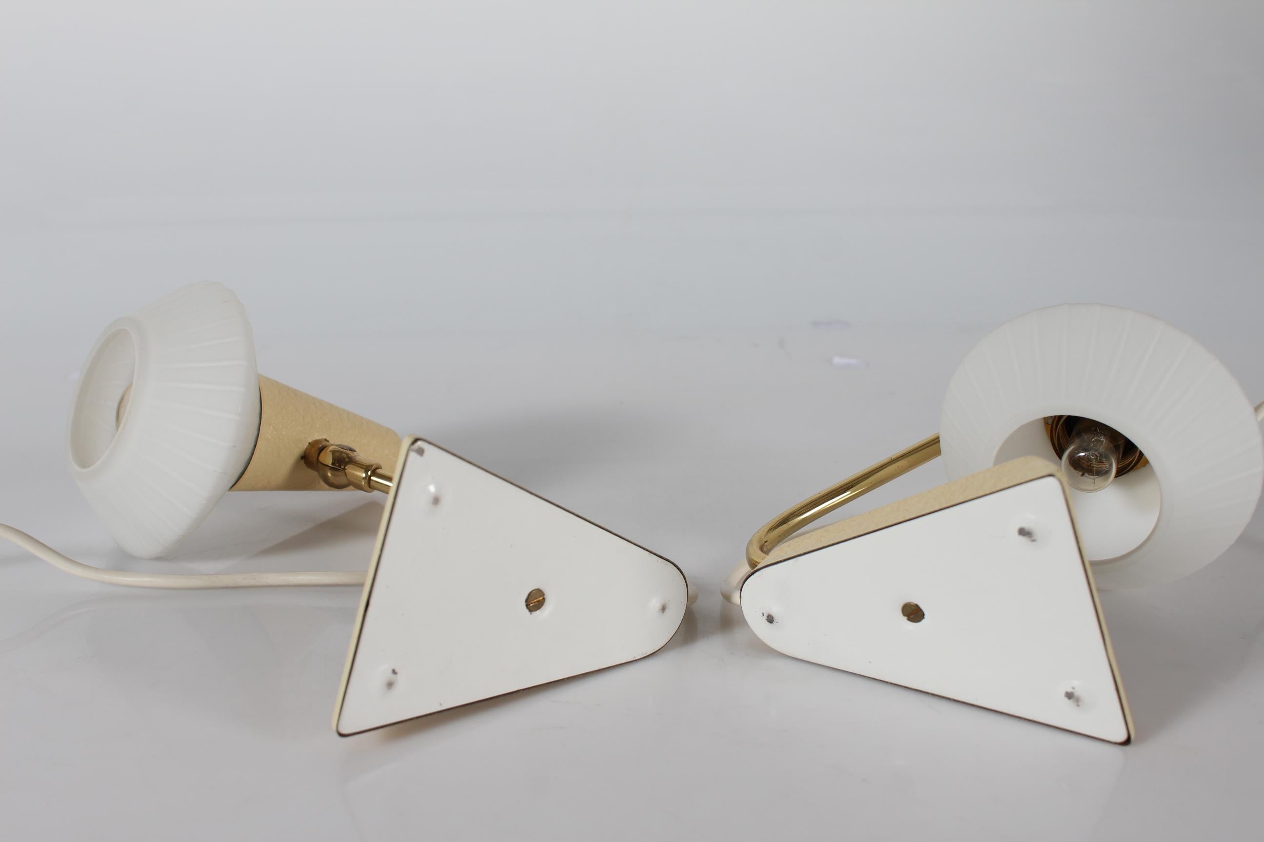 Coppia di lampade da comodino degli anni '50 in stile Stilnovo con paralumi in vetro bianco in vendita 1