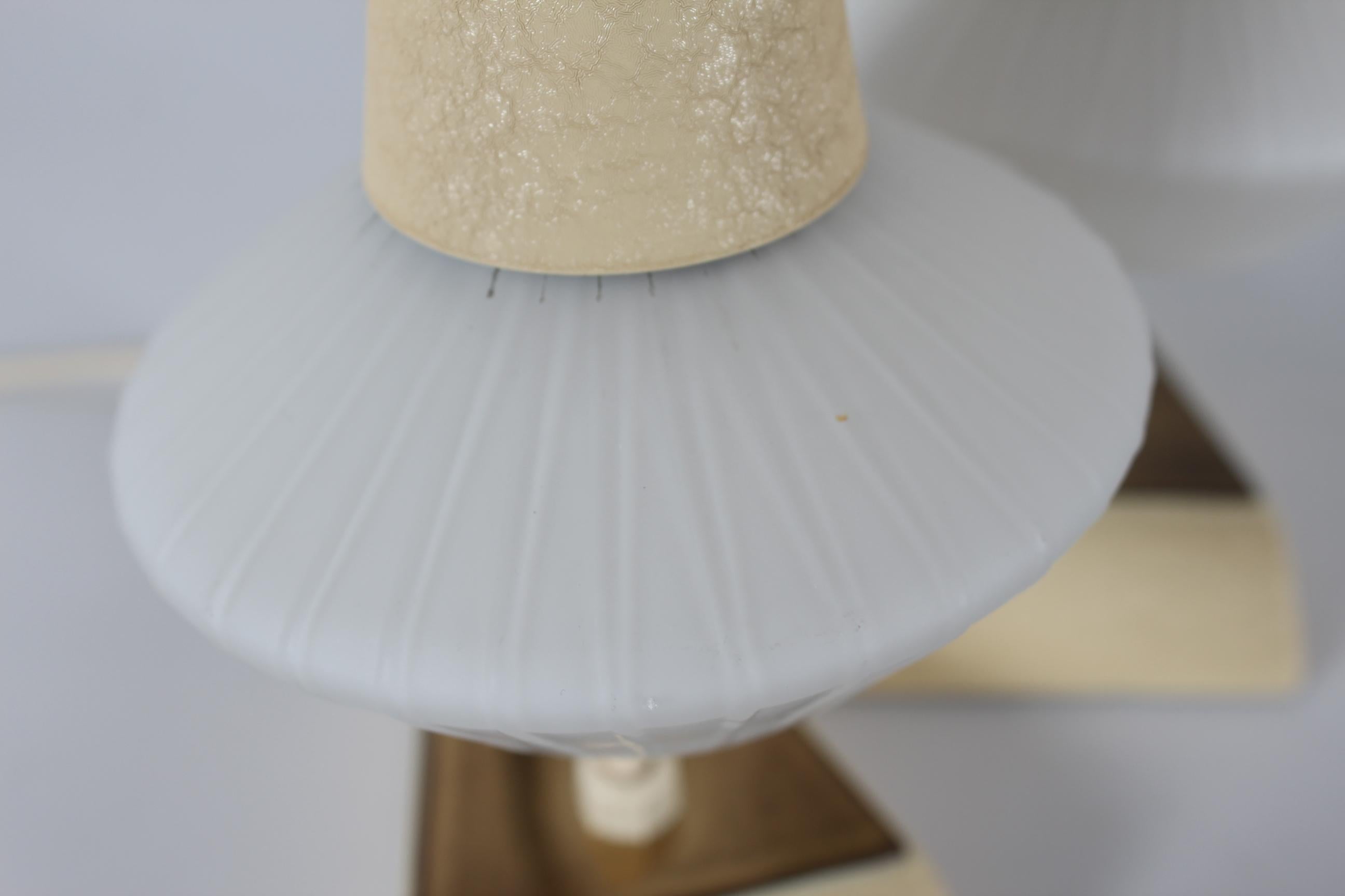 Paire de lampes de table de chevet de style Stilnovo des années 1950, couleur crème et blanche avec abat-jour en verre en vente 2