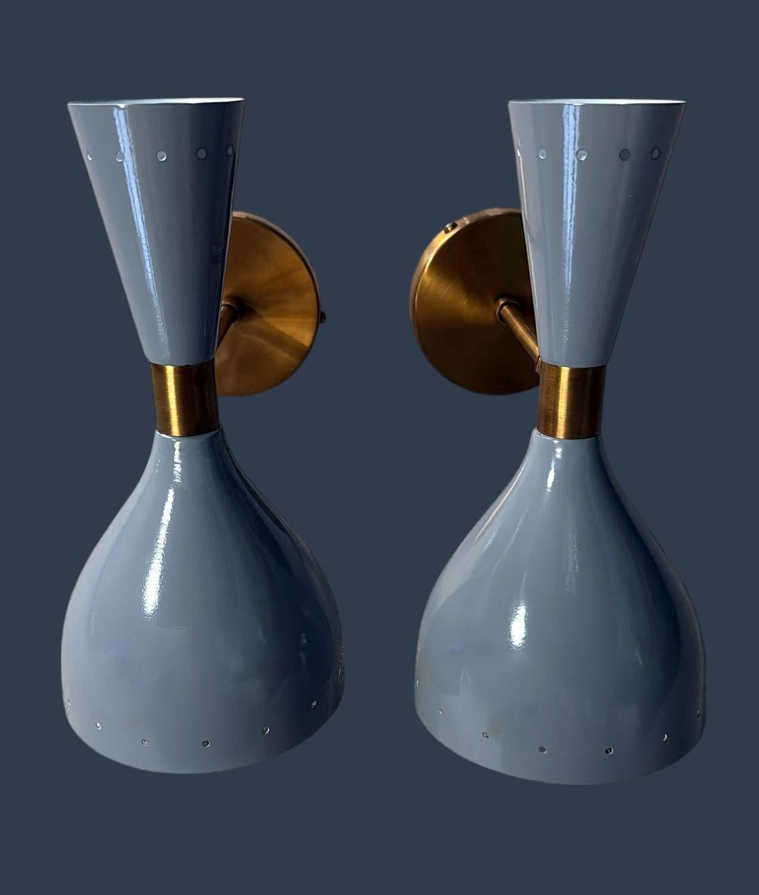 Stilnovo Style Pair Of Italian Brass And Painted Grey Metal Wall Sconces In Good Condition For Sale In Prato, Tuscany