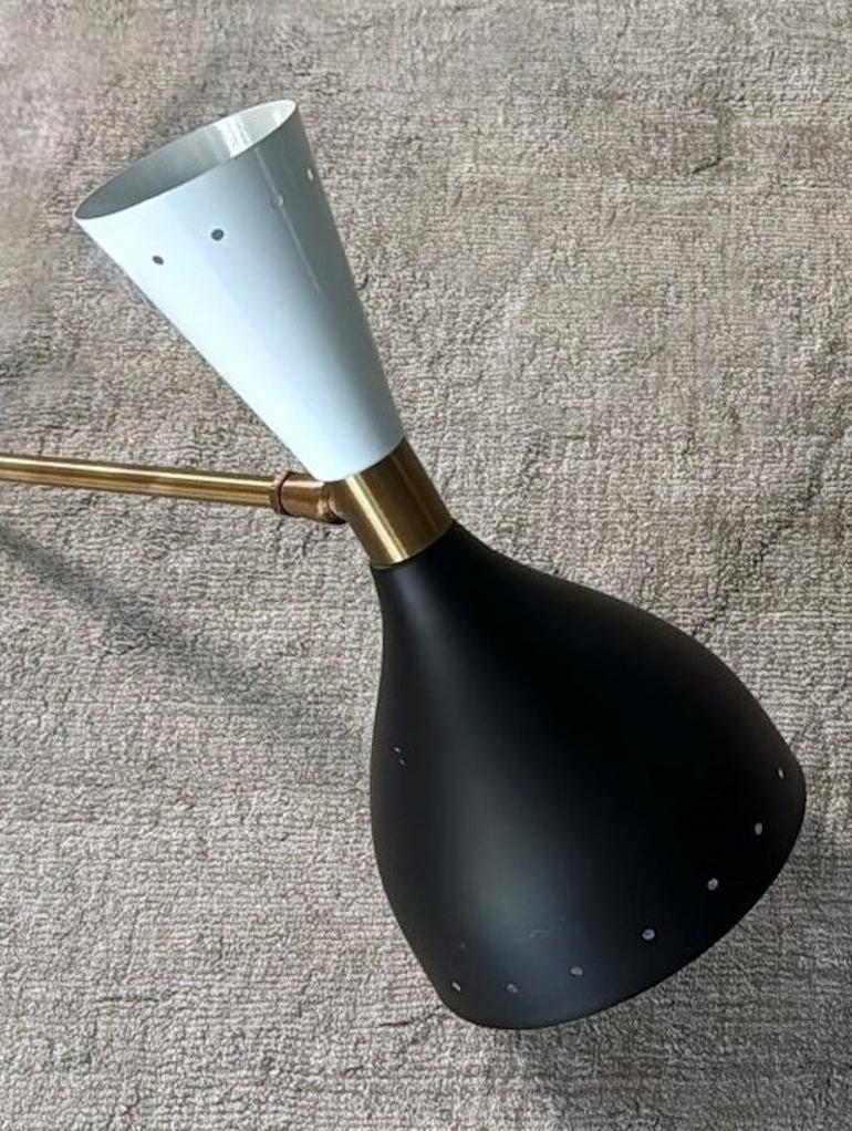 Coppia di appliques italiane in ottone e metallo verniciato in stile Stilnovo in vendita 6