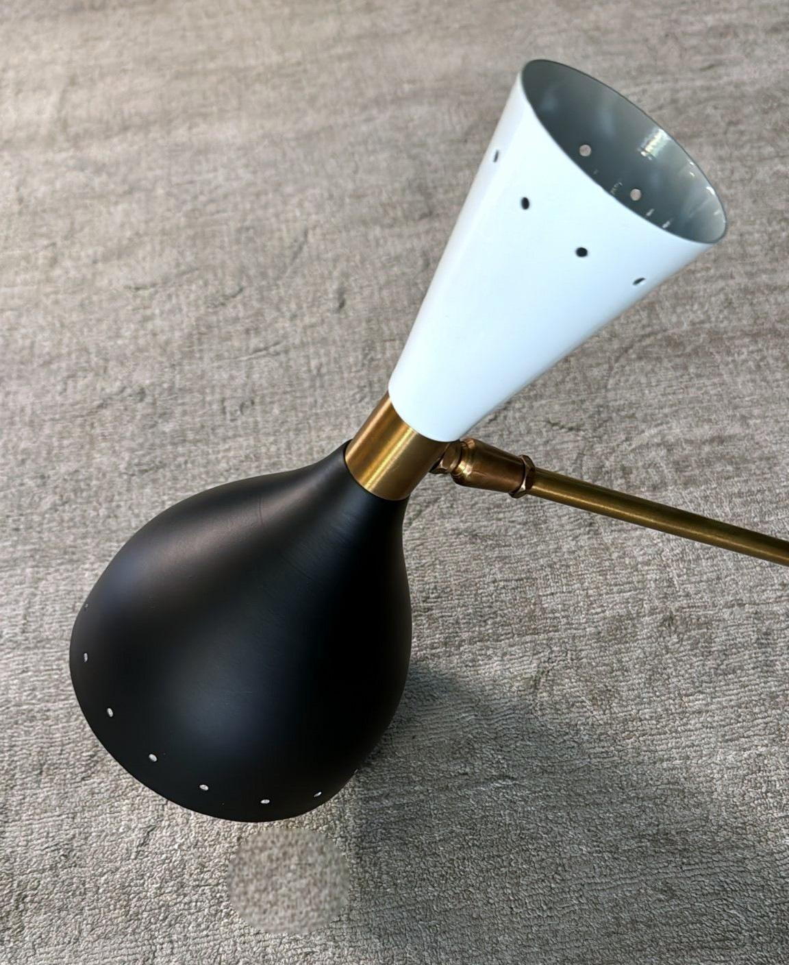 Coppia di appliques italiane in ottone e metallo verniciato in stile Stilnovo in vendita 7