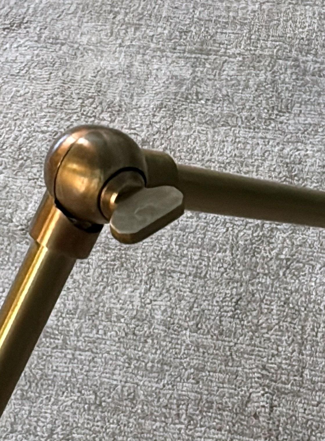 Coppia di appliques italiane in ottone e metallo verniciato in stile Stilnovo in vendita 10