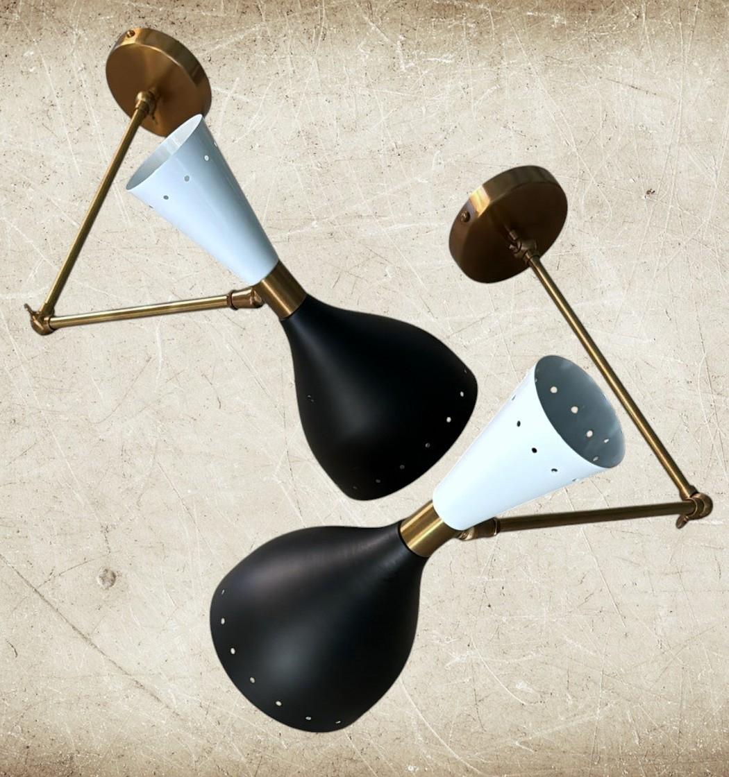 Mid-Century moderno Coppia di appliques italiane in ottone e metallo verniciato in stile Stilnovo in vendita