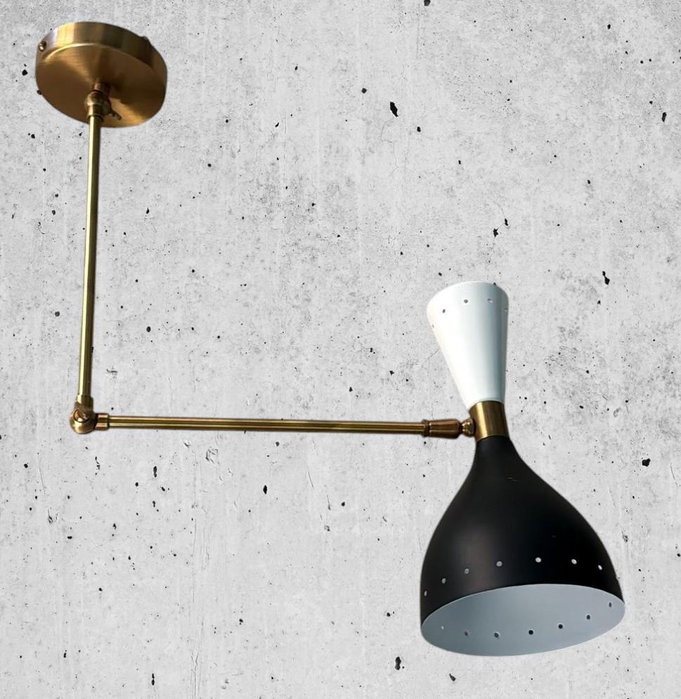 XXI secolo e contemporaneo Coppia di appliques italiane in ottone e metallo verniciato in stile Stilnovo in vendita