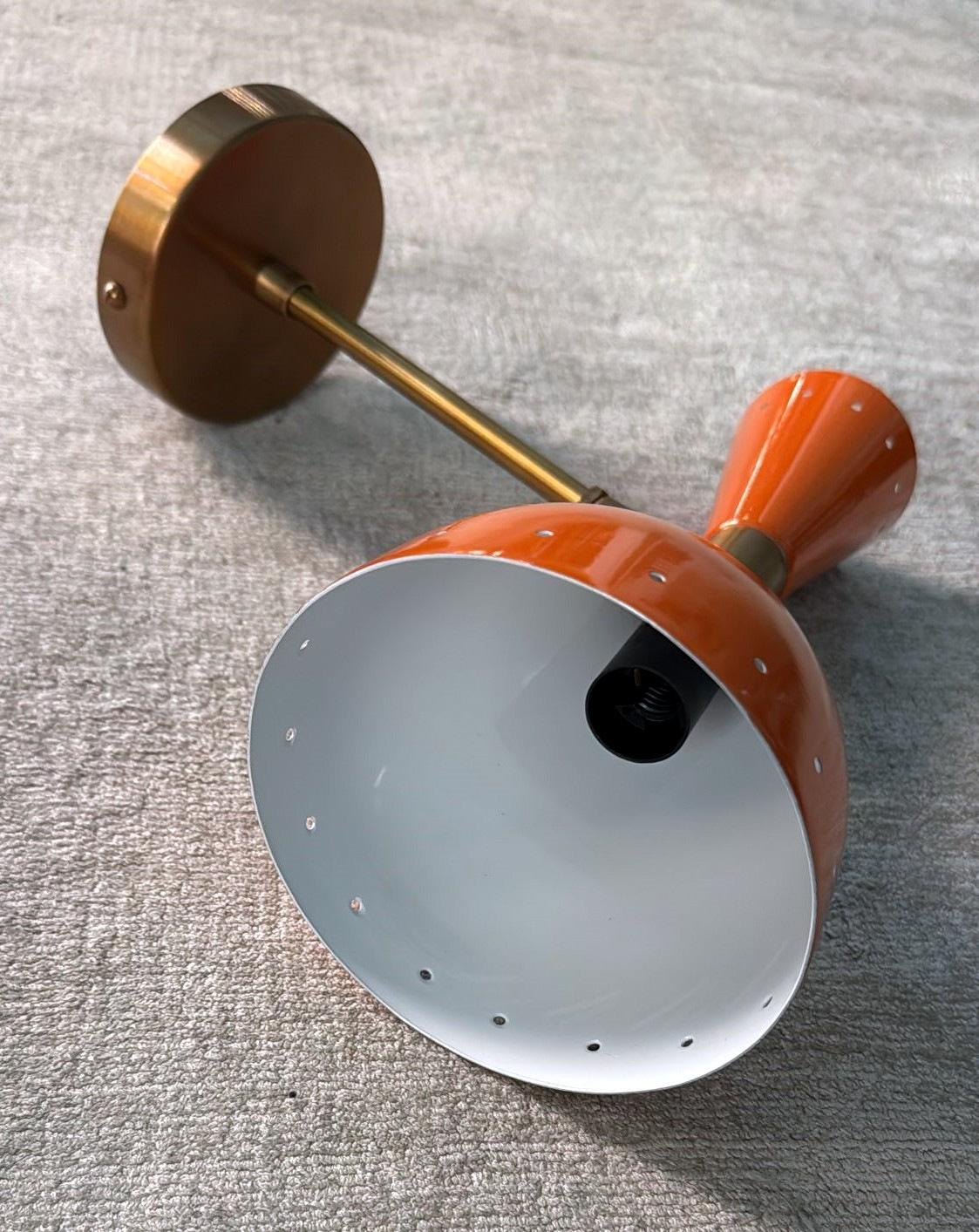 Pareja De Apliques De Pared Italianos De Latón Y Metal Pintado De Naranja Estilo Stilnovo en venta 6