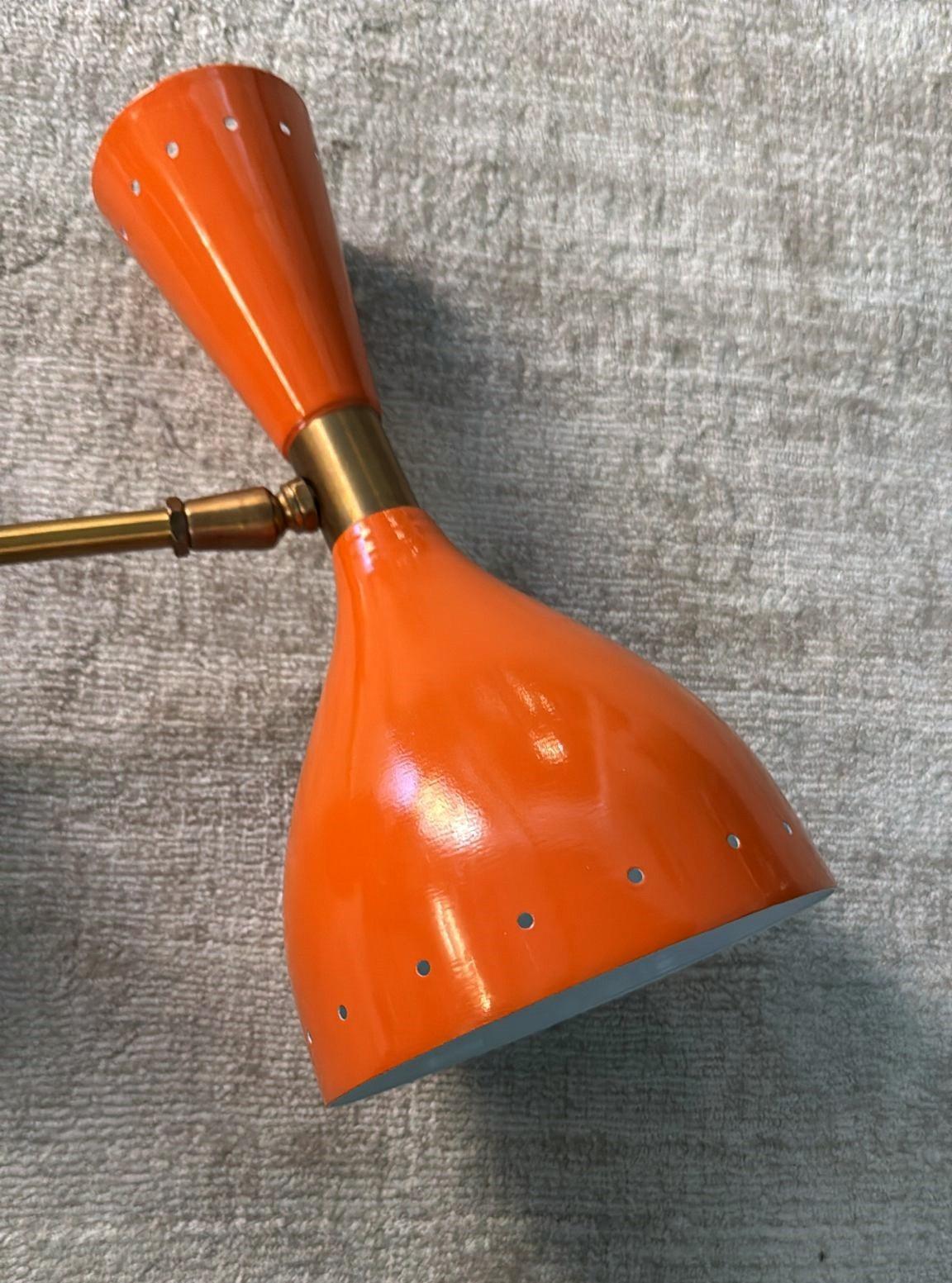 Pareja De Apliques De Pared Italianos De Latón Y Metal Pintado De Naranja Estilo Stilnovo en venta 8