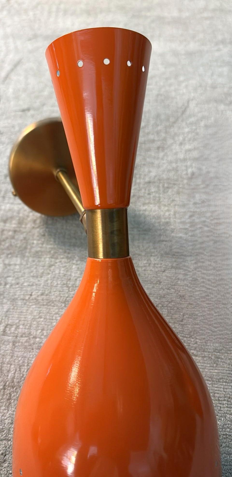 Pareja De Apliques De Pared Italianos De Latón Y Metal Pintado De Naranja Estilo Stilnovo en venta 9