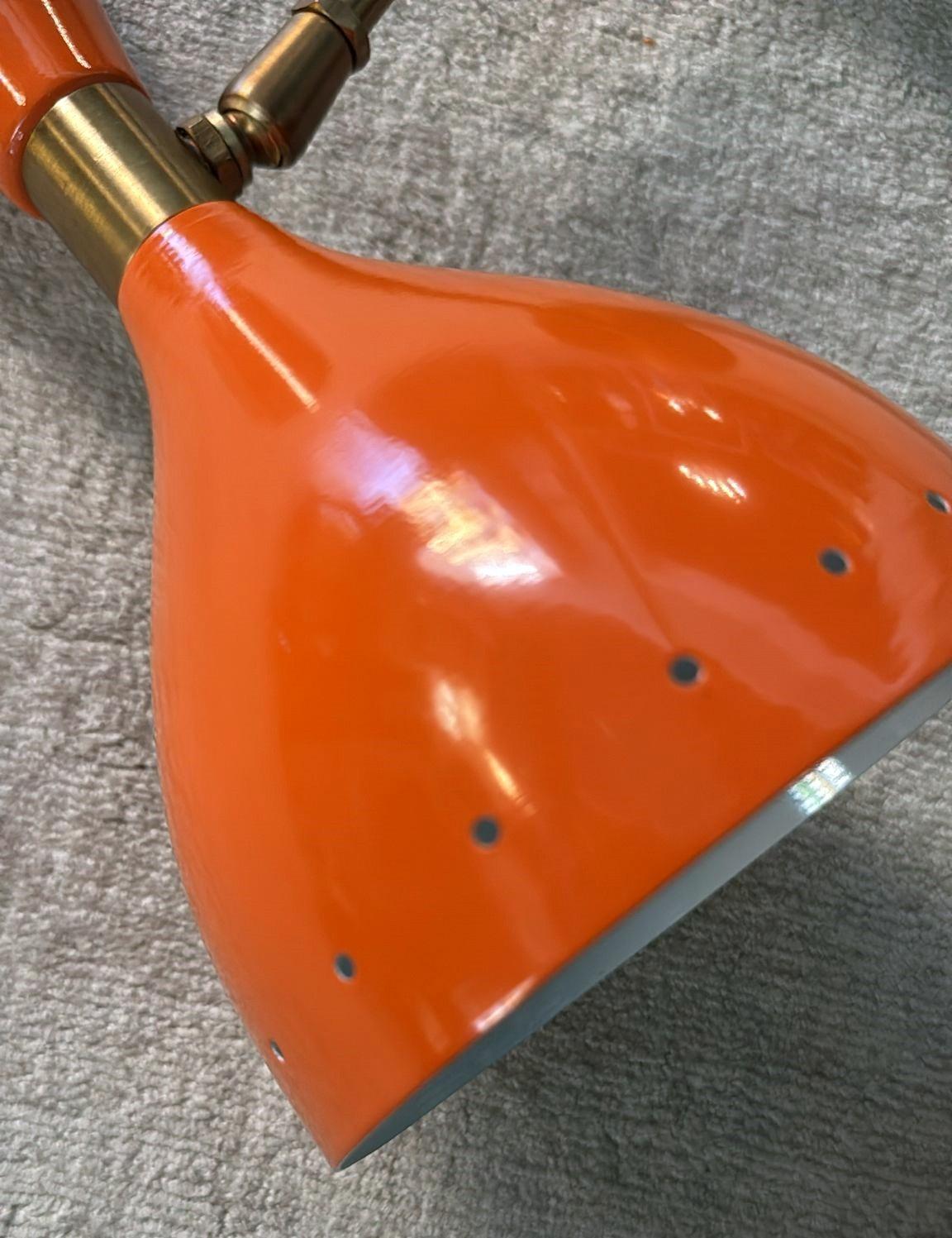Pareja De Apliques De Pared Italianos De Latón Y Metal Pintado De Naranja Estilo Stilnovo en venta 11
