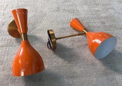 Paar italienische Wandleuchter aus Messing und lackiertem orangefarbenem Metall im Stil von Stilnovo