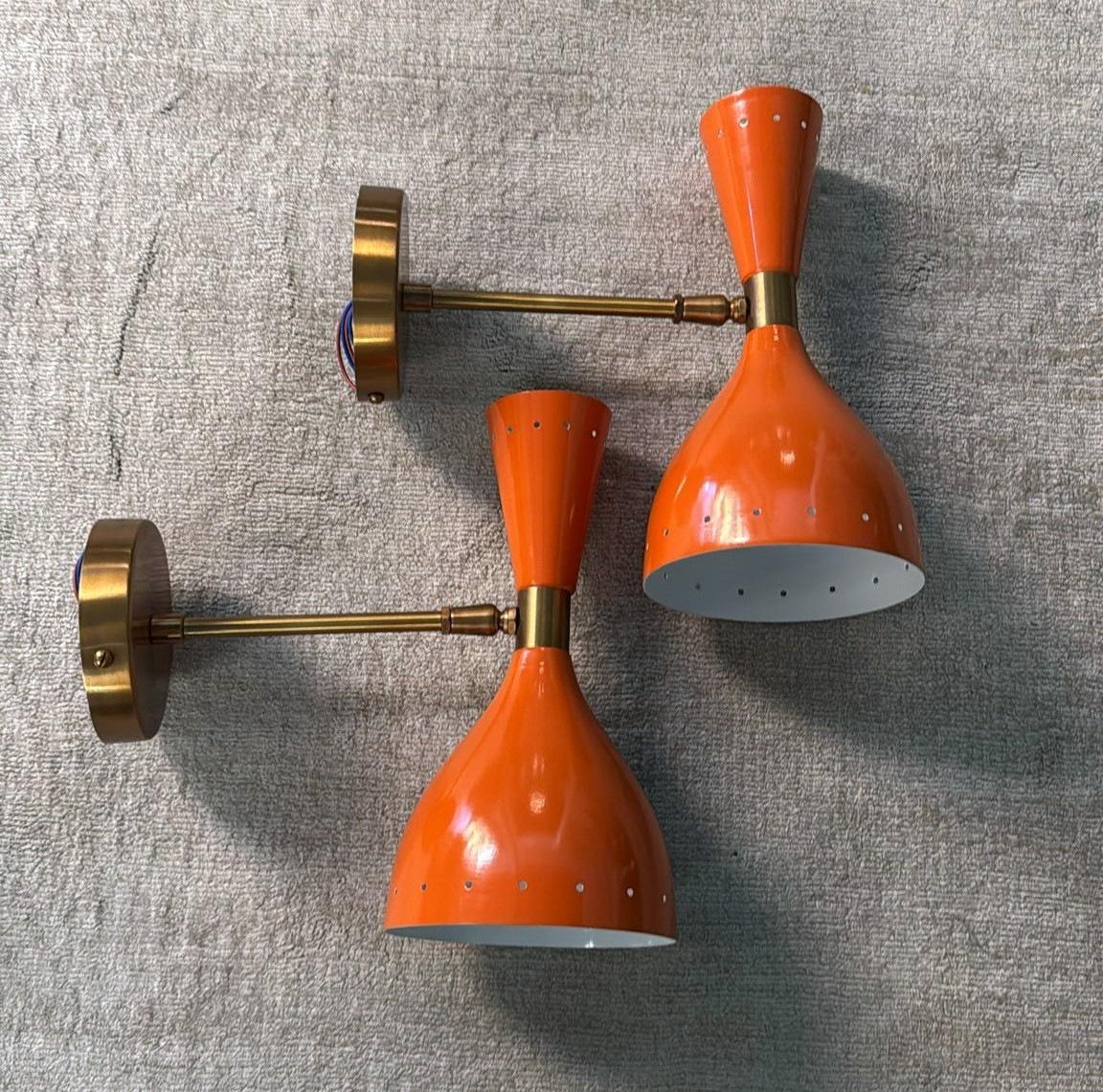 Pareja De Apliques De Pared Italianos De Latón Y Metal Pintado De Naranja Estilo Stilnovo Moderno de mediados de siglo en venta