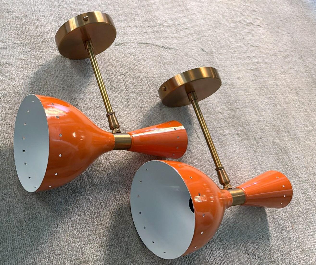 Pareja De Apliques De Pared Italianos De Latón Y Metal Pintado De Naranja Estilo Stilnovo en Bueno estado para la venta en Prato, Tuscany