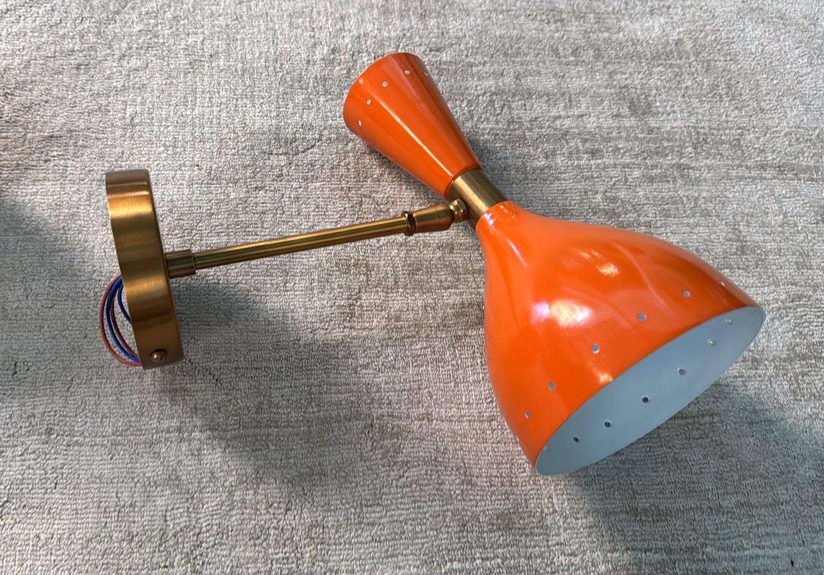 Pareja De Apliques De Pared Italianos De Latón Y Metal Pintado De Naranja Estilo Stilnovo en venta 1