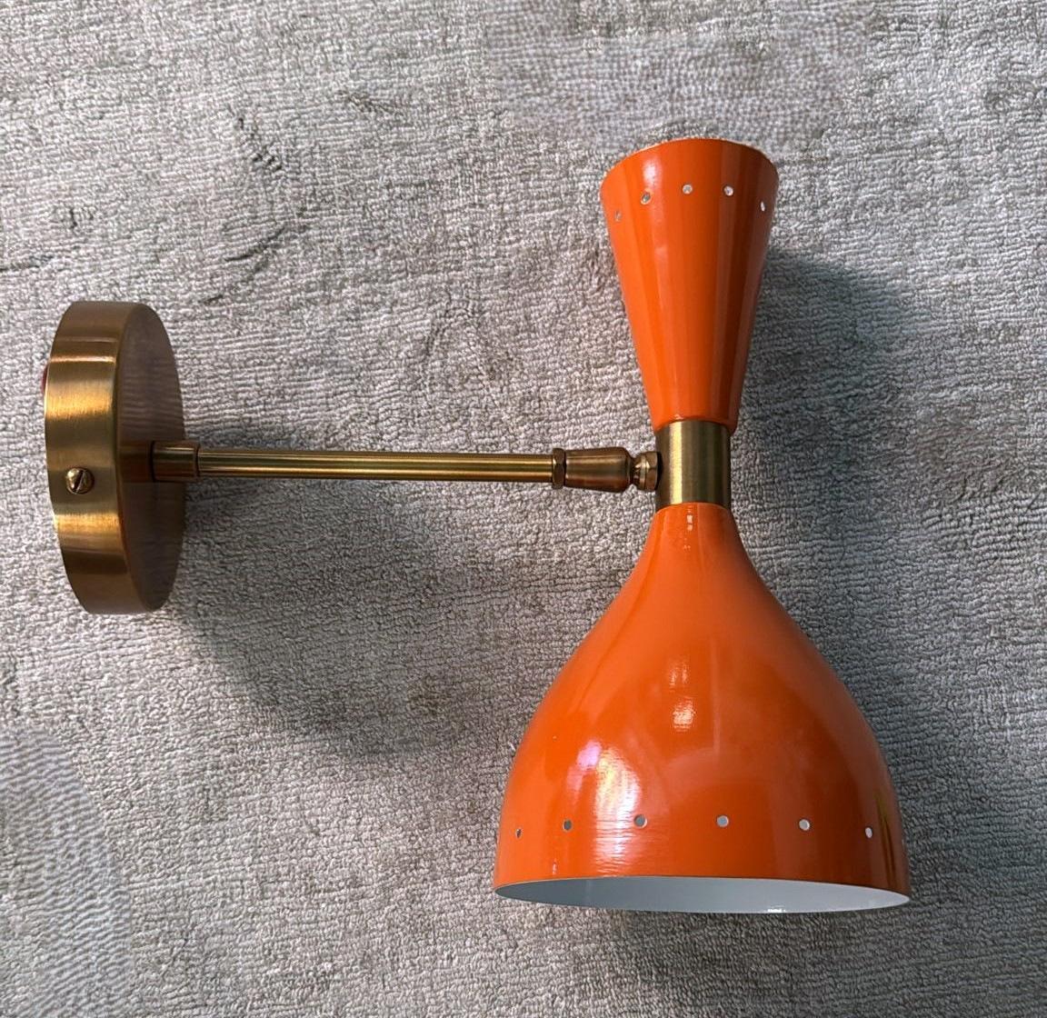 Pareja De Apliques De Pared Italianos De Latón Y Metal Pintado De Naranja Estilo Stilnovo en venta 2