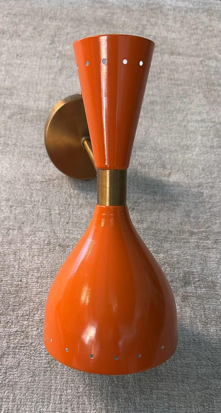 Pareja De Apliques De Pared Italianos De Latón Y Metal Pintado De Naranja Estilo Stilnovo en venta 3