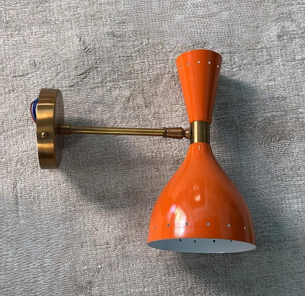 Pareja De Apliques De Pared Italianos De Latón Y Metal Pintado De Naranja Estilo Stilnovo en venta 4