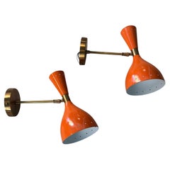 Paire d'appliques murales italiennes de style Stilnovo en laiton et métal peint orange