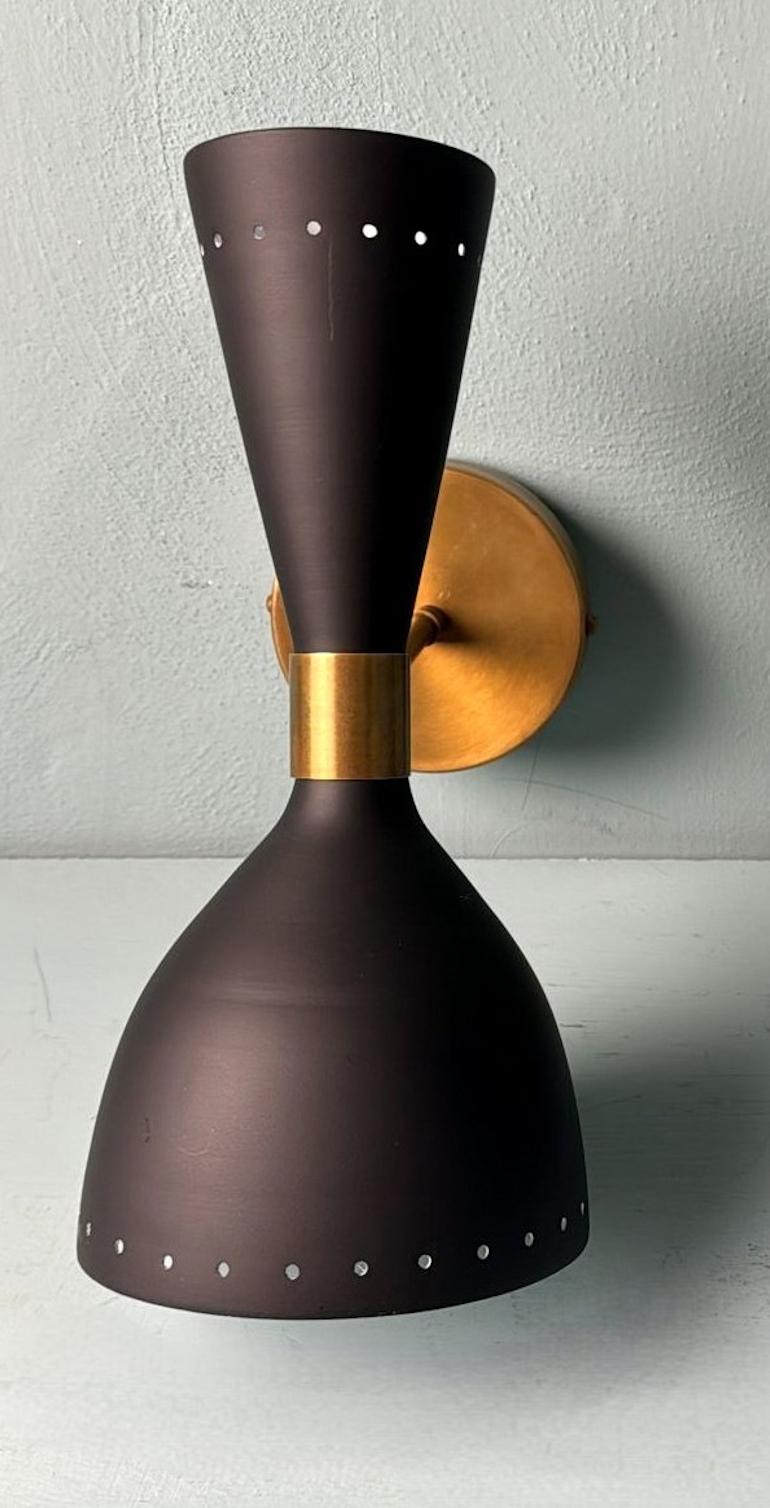 Stilnovo Stil  Paar italienische Wandleuchter aus schwarzem Metall und Messing im Angebot 3