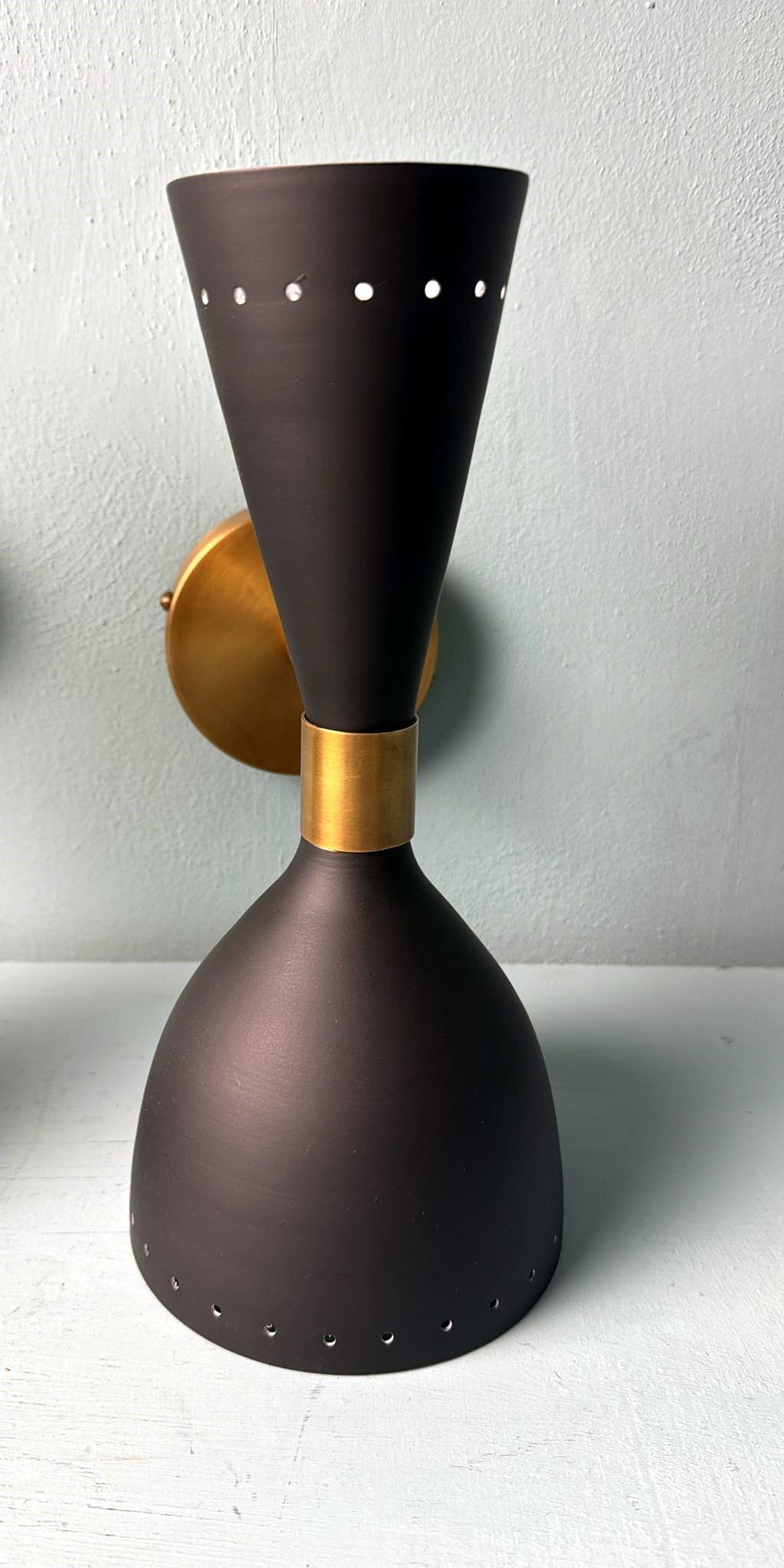 Stilnovo Stil  Paar italienische Wandleuchter aus schwarzem Metall und Messing im Angebot 4