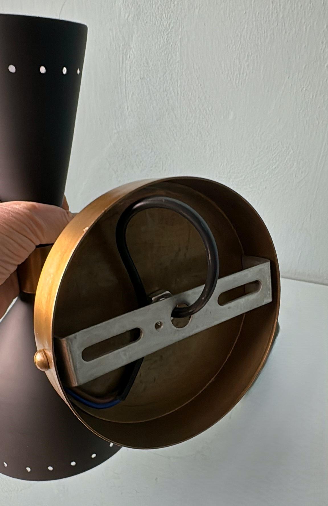 Stilnovo Stil  Paar italienische Wandleuchter aus schwarzem Metall und Messing im Angebot 5