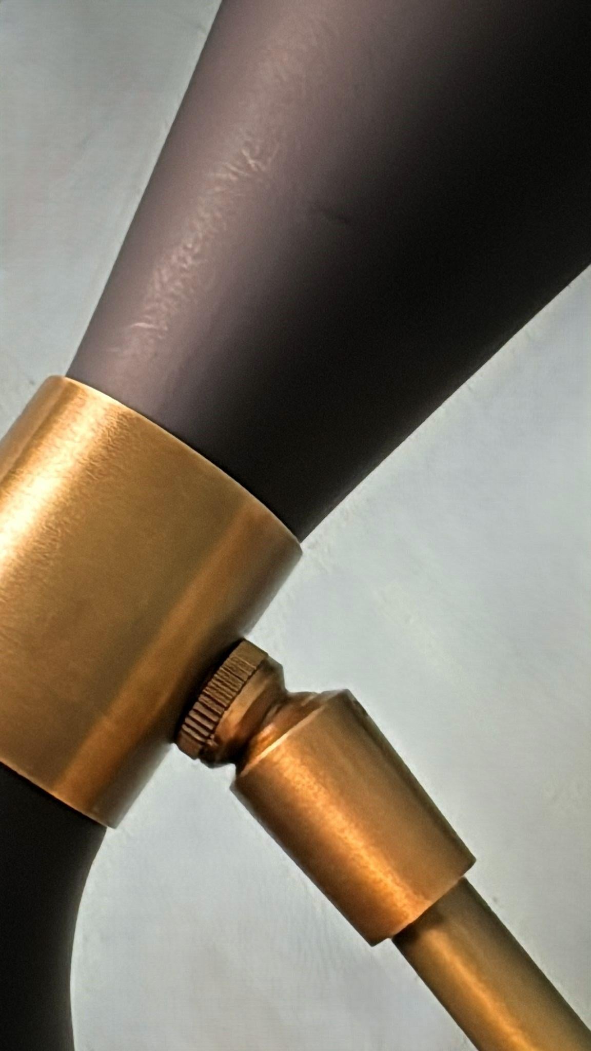 Stilnovo Stil  Paar italienische Wandleuchter aus schwarzem Metall und Messing im Angebot 7