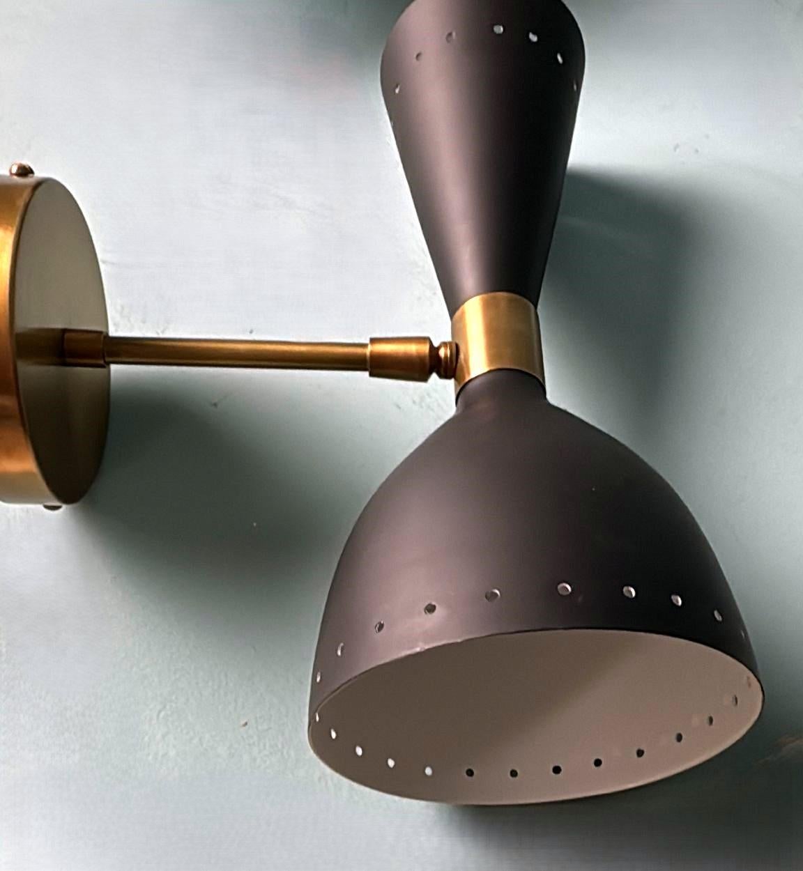 Stilnovo Stil  Paar italienische Wandleuchter aus schwarzem Metall und Messing im Angebot 8