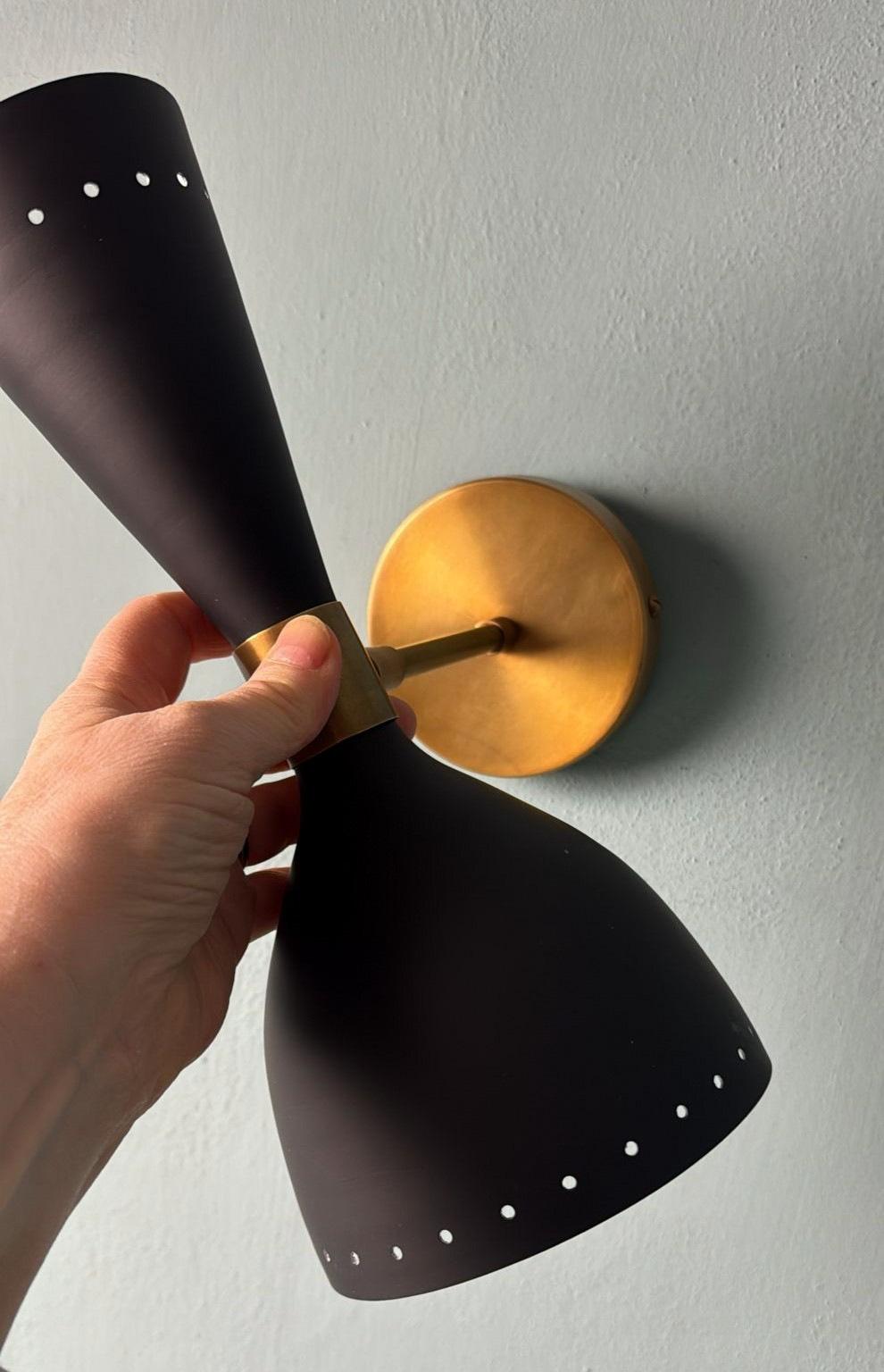 Stilnovo Stil  Paar italienische Wandleuchter aus schwarzem Metall und Messing im Angebot 11